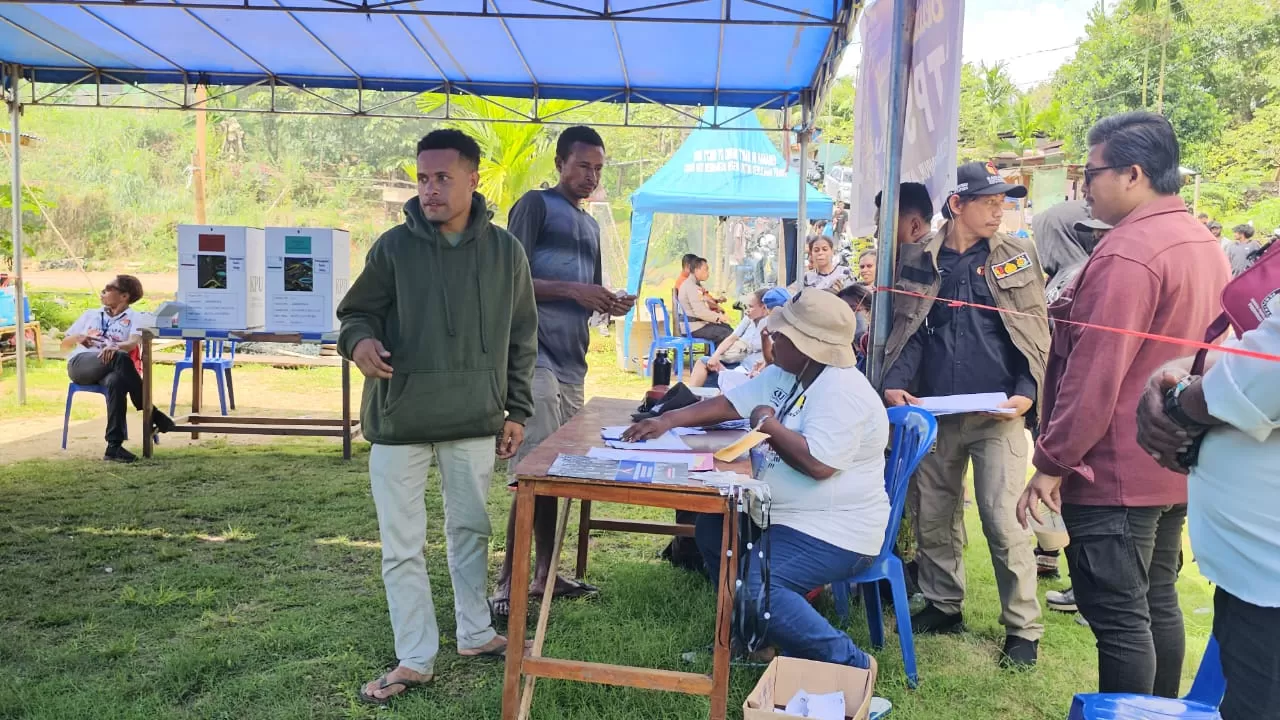 Nampak warga yang mendatangi TPS 17 di Kelurahan Ardipura, Distrik Jayapura Selatan untuk ikut mencblos. (FOTO: HANS PALEN/CEPOSONLINE.COM)