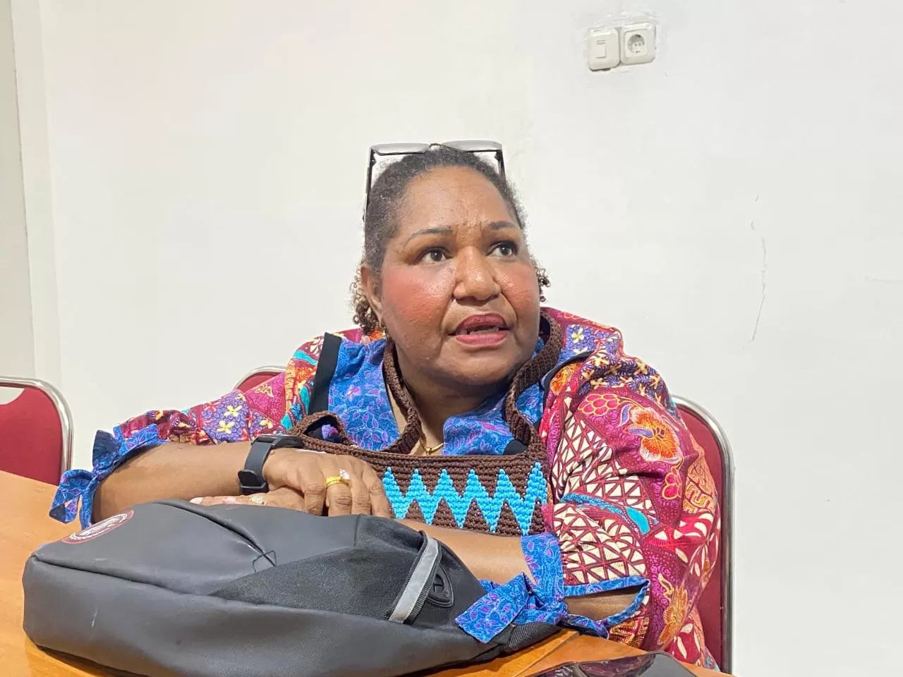 Ketua KPU Papua Tengah, Jennifer Darling Tabuni saat memberikan keterangan kepada pers usai menggelar Doa bersama di ruang rapat KPU Papua Tengah. (Theresia/Cepos).