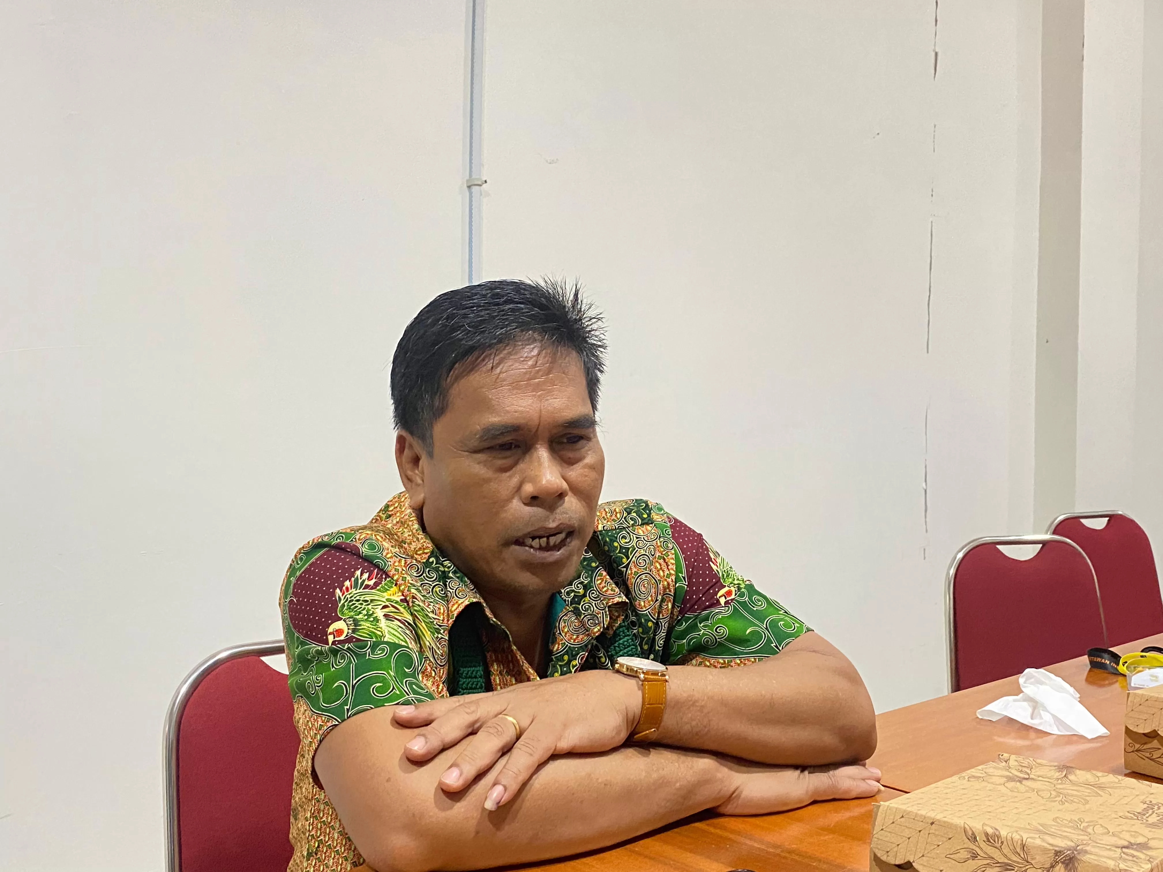 Kepala Bagian (Kabag) Teknis dan Hukum, Rudi Lati saat memberikan keterangan kepada pers kepada wartawan di ruang rapat KPU Papua Tengah, Kamis, (5/12/2024). (Theresia/Cepos). 