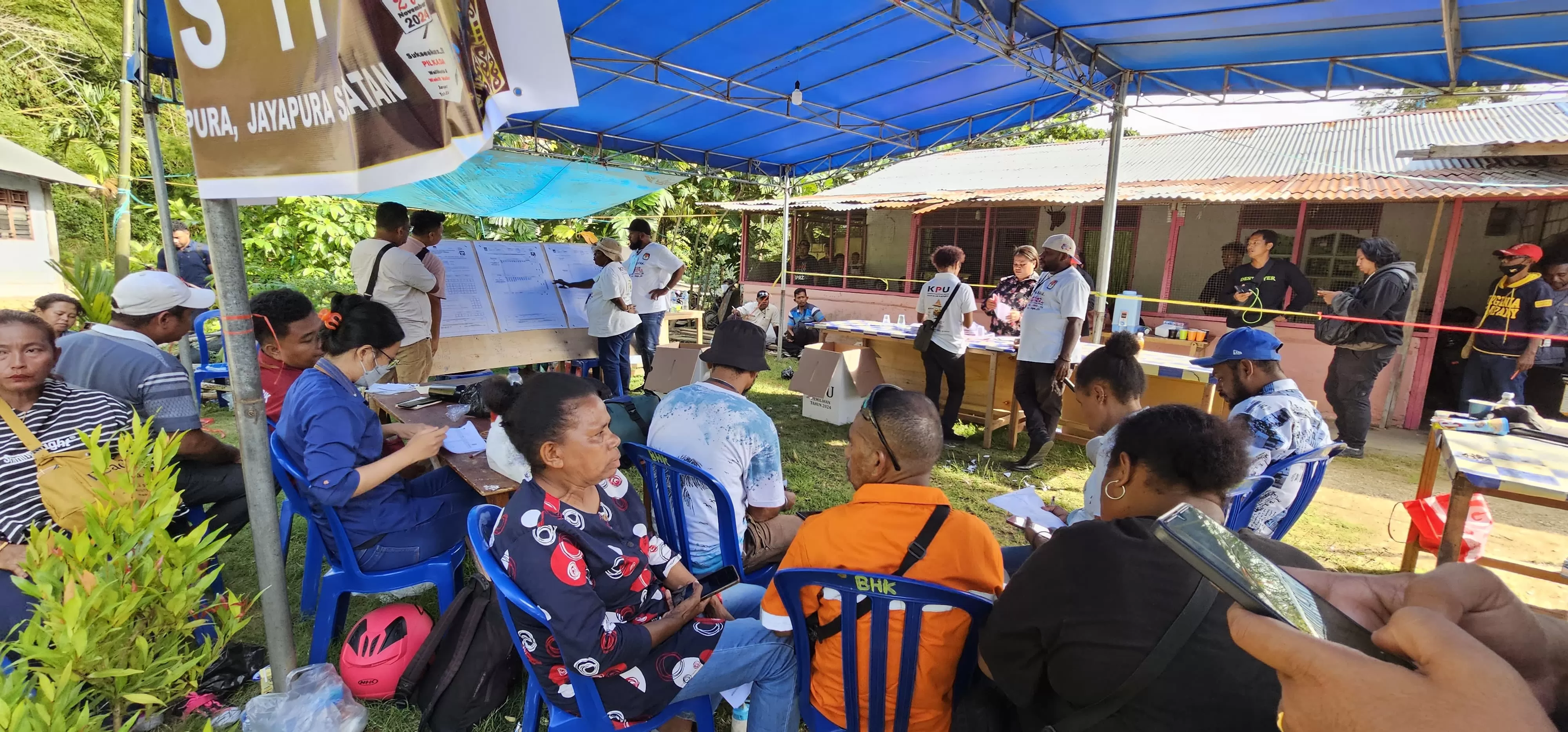 Nampak suasana penghitungan suara di TPS 17 Kelurahan Ardipura, Jayapura Selatan, Kota Jayapura, Kamis (5/12/2024) (CEPOSONLINE.COM/HANS PALEN)