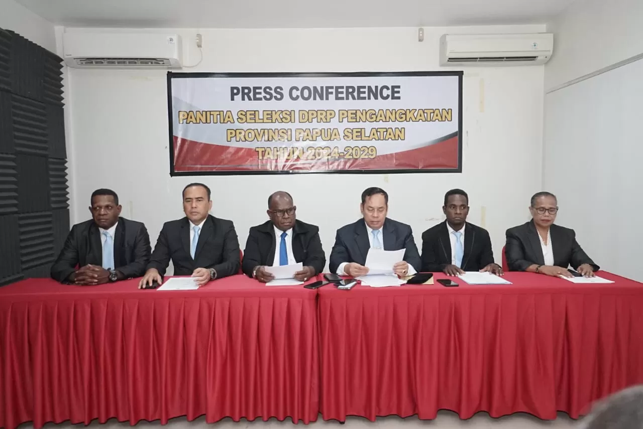 Pansel Anggota DPR Pengangkatan Papua Selatan saat memberikan keterangan.    (CENDERAWASIH POS/SULO)