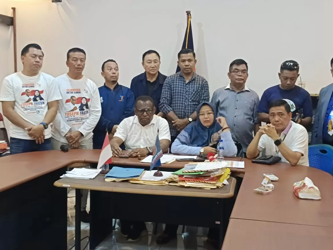 Pasangan bupati dan wakil bupati Merauke terpilih Yoseph Bladib Gebze-Fauzun Nihayah didampingi Ketua Tim Pemenangan dan Parpol pengusung saat memberikan keterangan kepada wartawan Jumat (6/12/2024). (CENDERAWASIH POS/Yulius Sulo)