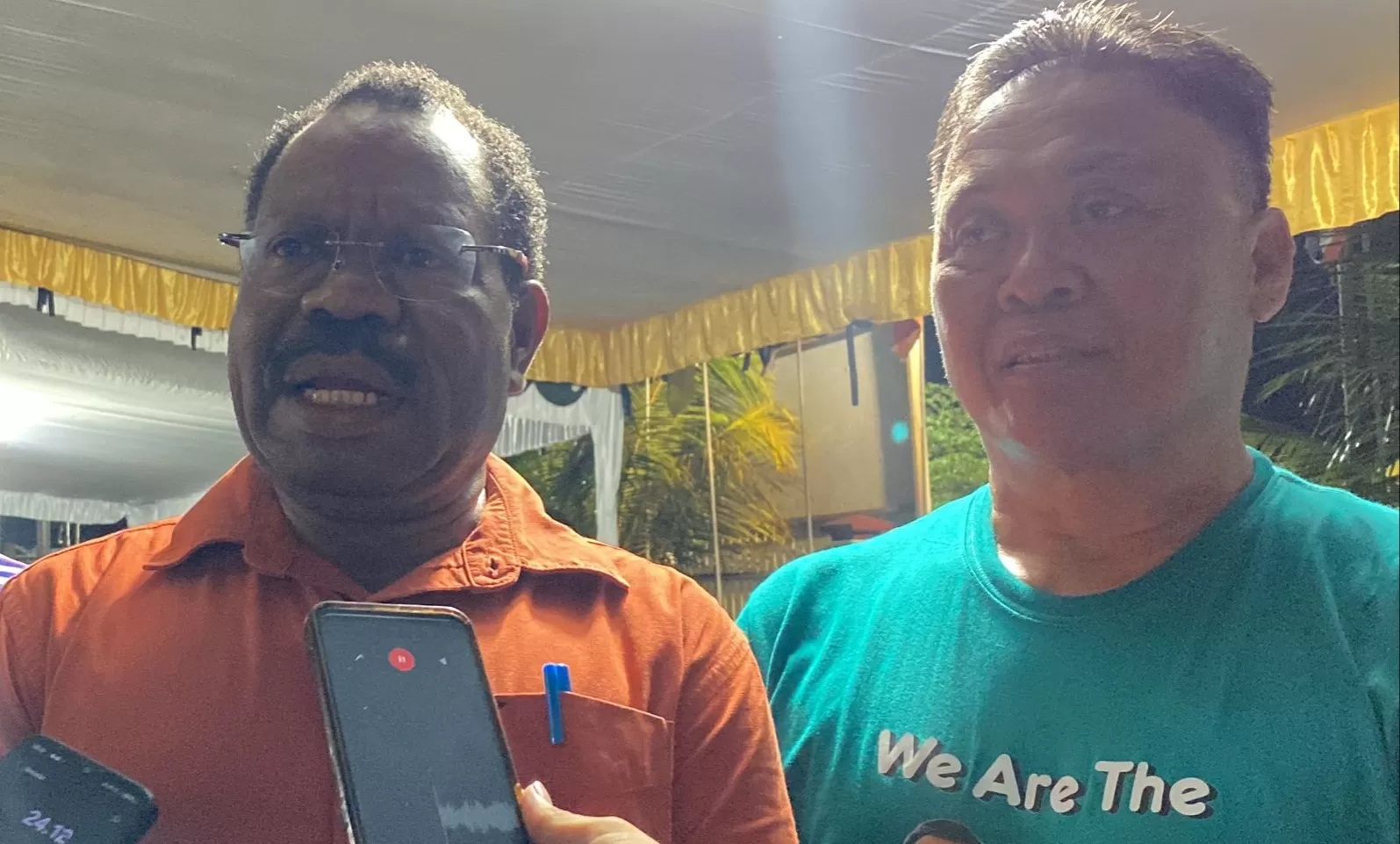 Pasangan Mesak Magai-Burhanuddin Pawennari  saat menyampaikan keterangan pers kepada awak media. (Theresia/Cepos).