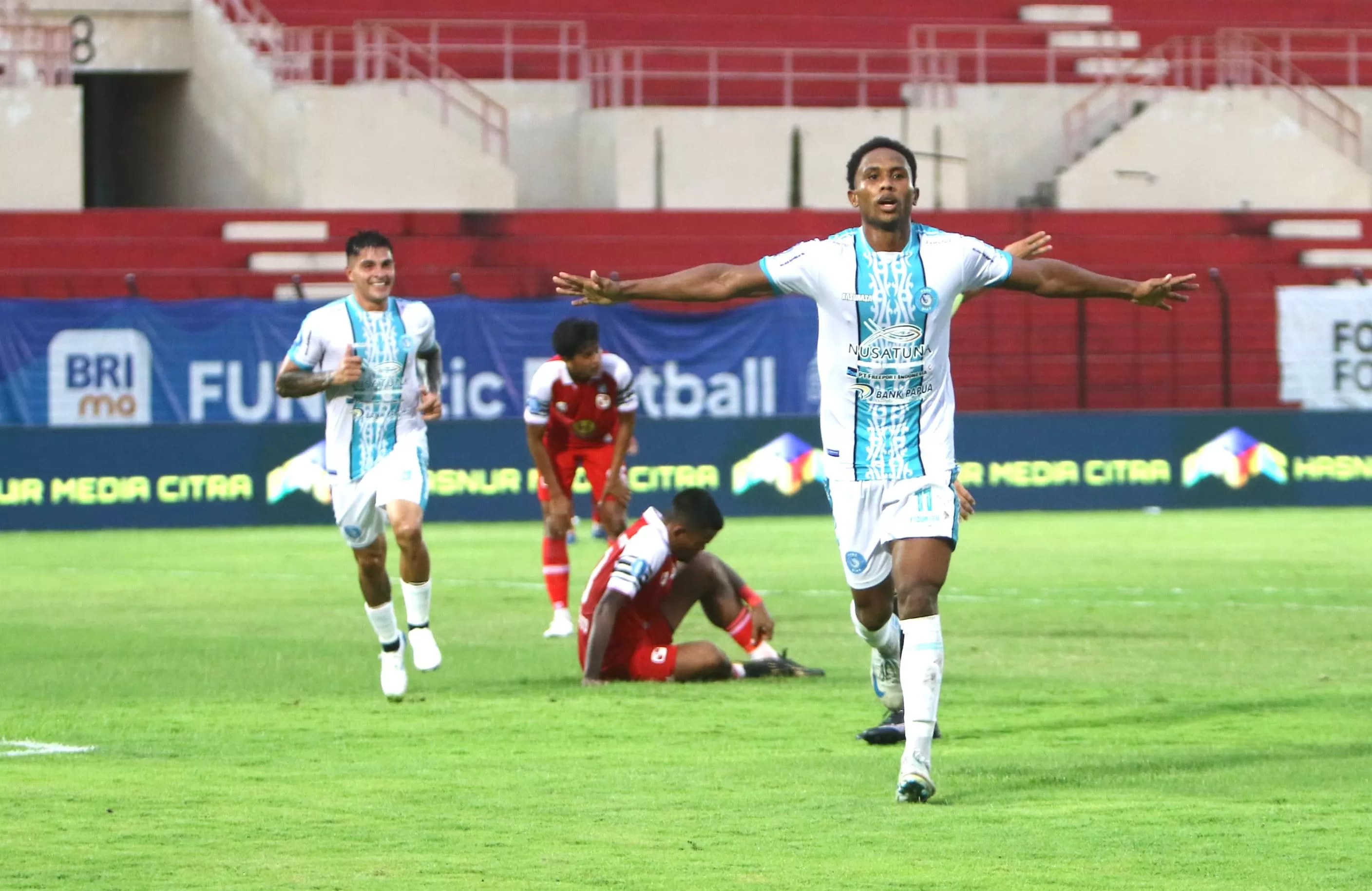 Pemain PSBS Biak saat melakukan selebrasi usai mencetak gol ke gawang Barito Putera di Stadion Sultan Agung Bantul, DIY, Minggu (8/12). (MO PSBS BIAK)