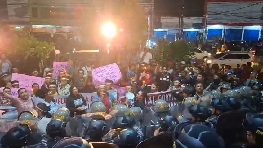 Aksi ratusan massa pendukung BTM-YB di Grand Abe, Senin (9/12/2024). (CENDERAWASIH POS/KAROLUS DAOT)