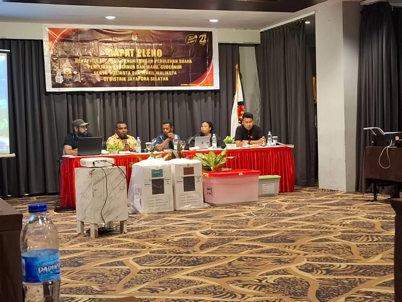 Nampak PPD Jayapura saat melakukan rapat pleno rekapitulasi penghitungan suara,Senin (9/12/2024) subuh dini hari tadi (HANS PALEN/CEPOSONLINE.COM).