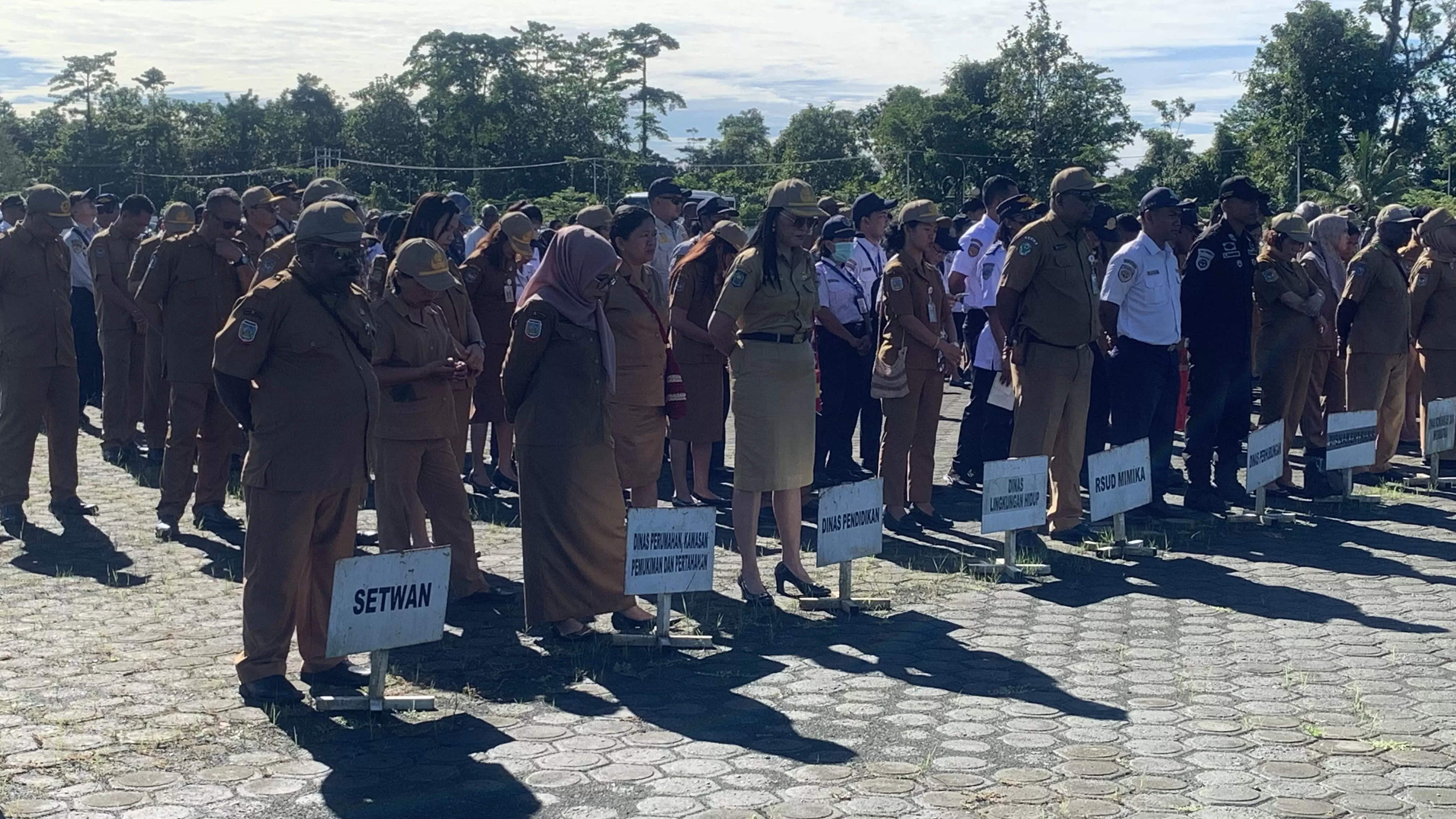 Apel pagi di kantor pusat Pemerintahan Kabupaten Mimika, Senin (9/12/2024). (CENDERAWASIH POS/WAHYU WELERUBUN)