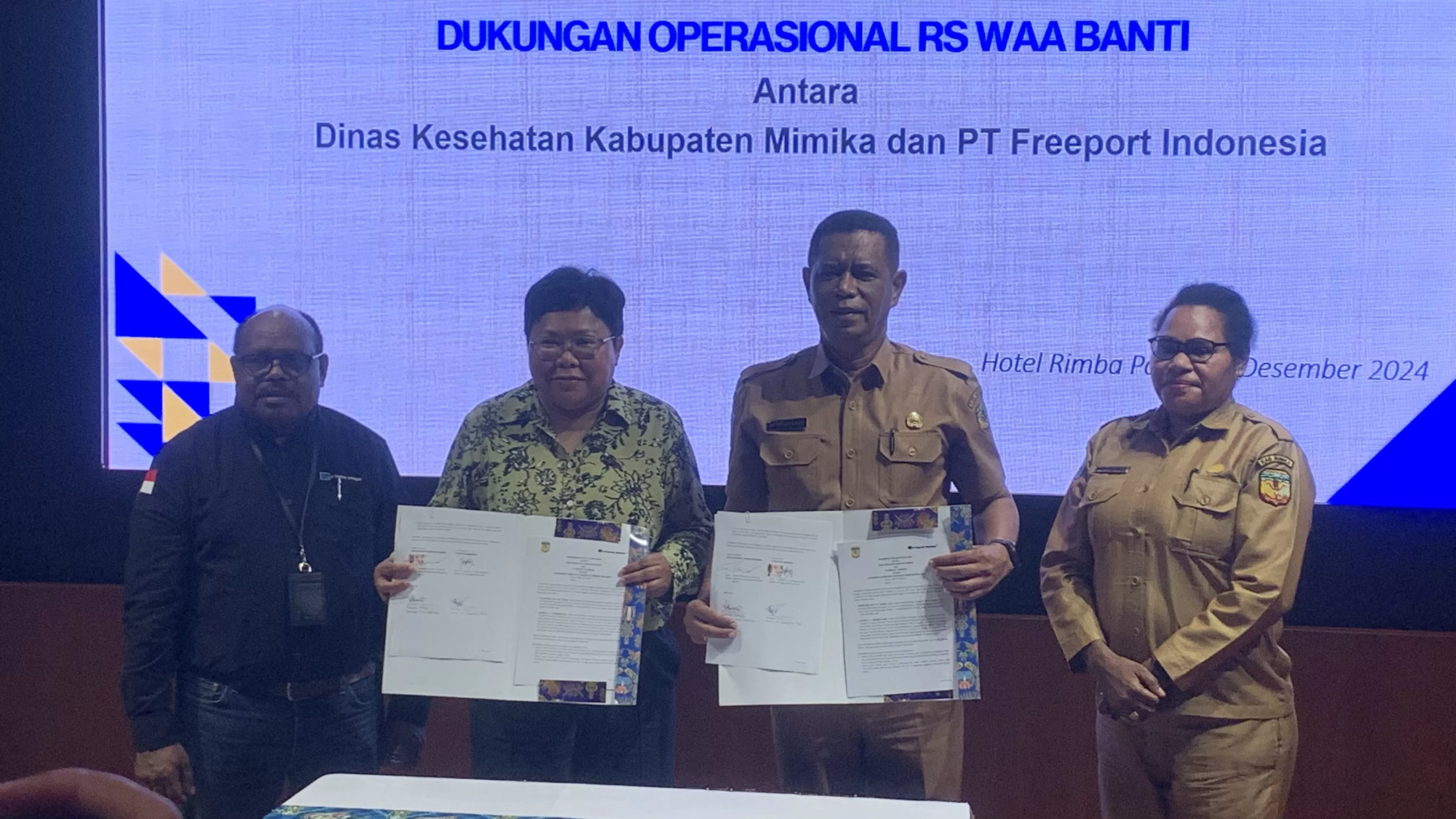 Kadis Kesehatan Mimika, Reynold Ubra dan Vice President Hubungan Pemerintah PT Freeport Indonesia, Josephina Wongsoatmodjo usai tanda tangan PKS di Rimba Papua Hotel, Senin (9/12/2024). (CENDERAWASIH POS/WAHYU WELERUBUN)