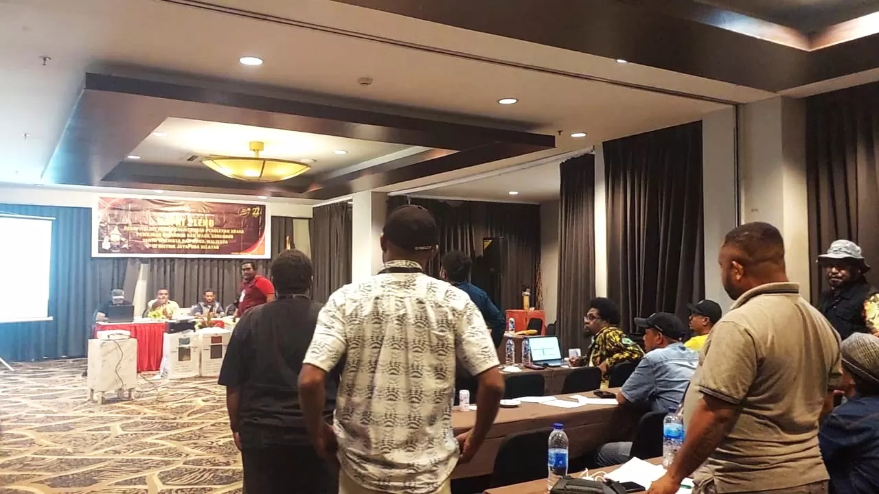 Saksi BTM-YB saat ajukan keberatan atas hasil suara Mari-Yo yang digelembungkan PPD Japsel. (Ceposonline.com/Karel)