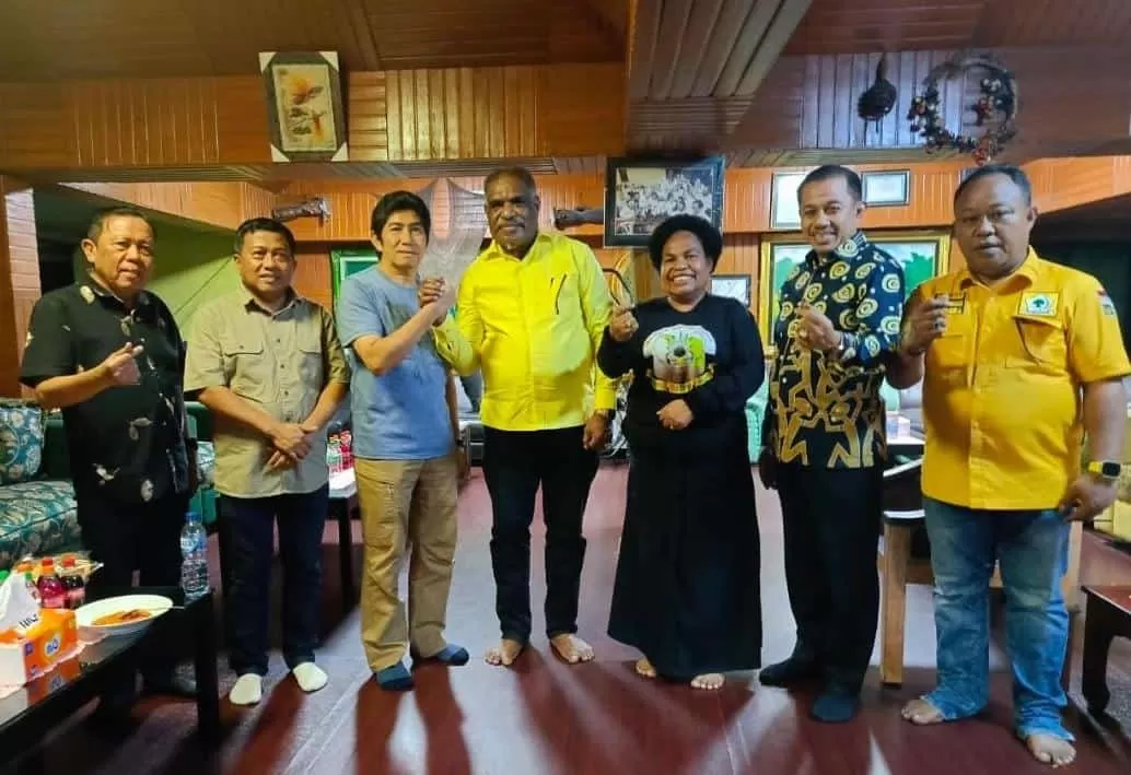 Foto bersama pasangan ABR-HARUS dan JBR-HADIR didampingi Wakil ketua Koalisi di kediaman Abisai Rollo, Jumat (13/12/2024) malam.