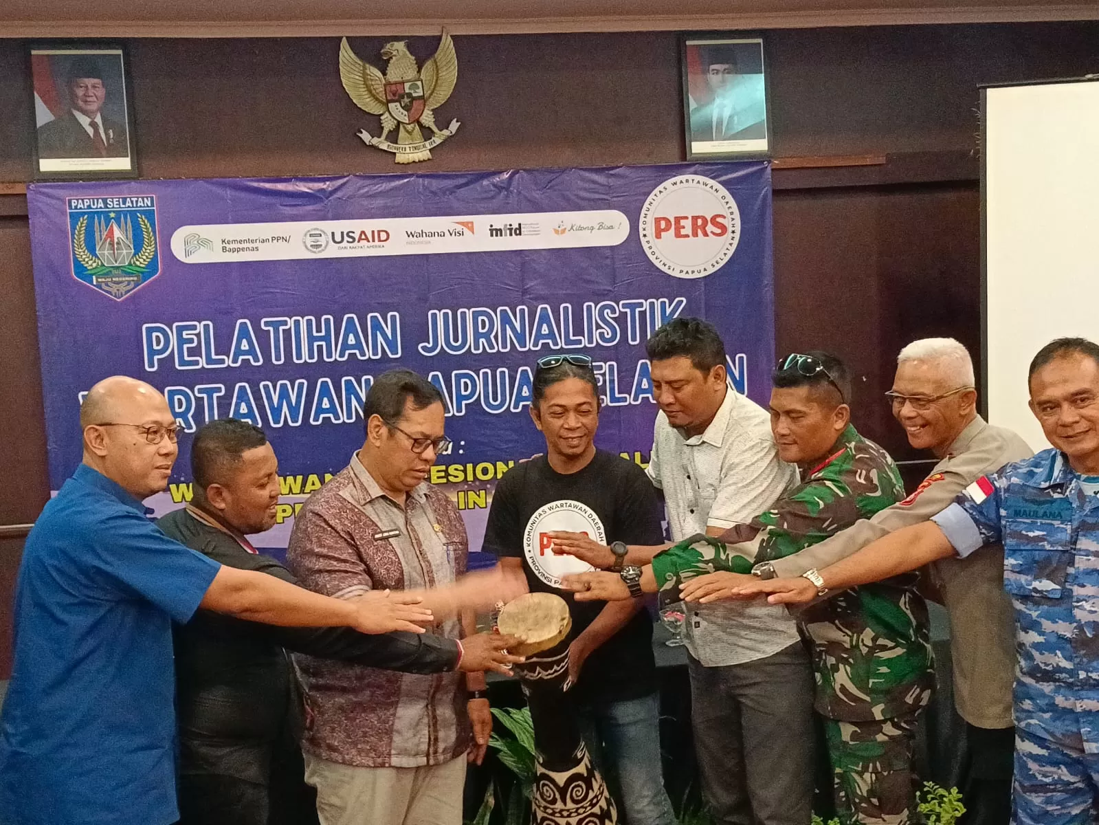 Asisten I Setda Provinsi Papua Selatan Agustinus Joko Guritno bersama dengan stakeholder lainnya saat membuka pelatihan wartawan&nbsp; di Papua Selatan, Jumat (13/12/2024). (CENDERAWASIH POS/Yulius Sulo)  