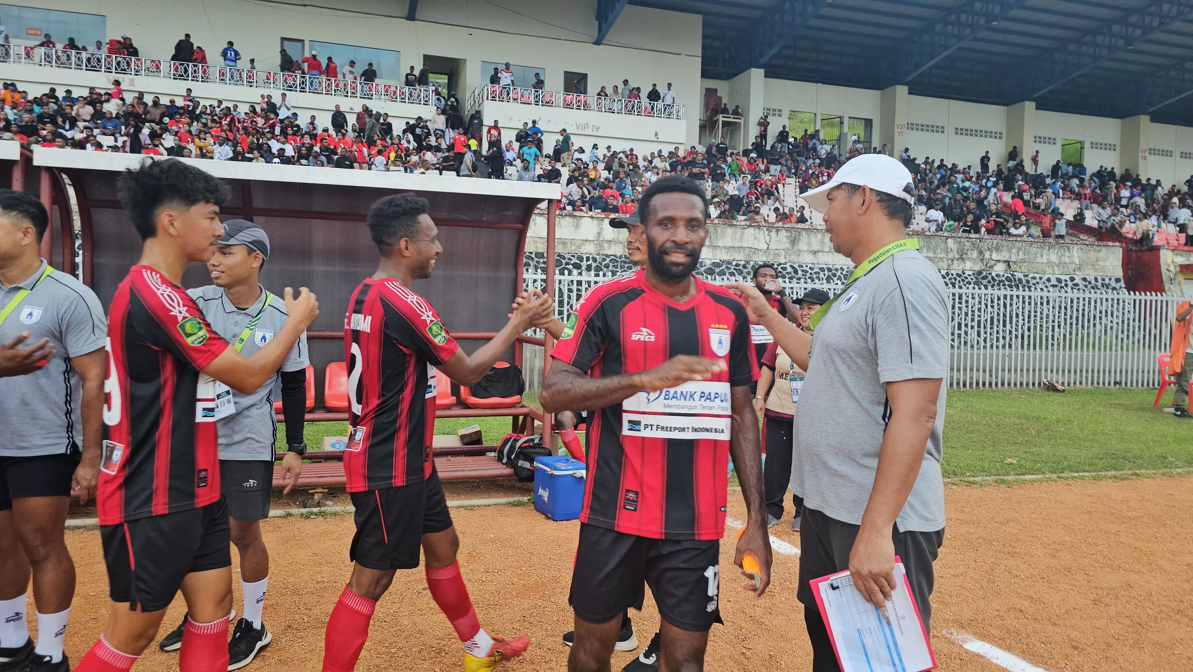 Pemain Persipura ketika saling bersalaman usai laga kontra Persipal Palu di Stadion Mandala Jayapura belum lama ini. (Foto: HANS PALEN/CEPOSONLINE.COM)