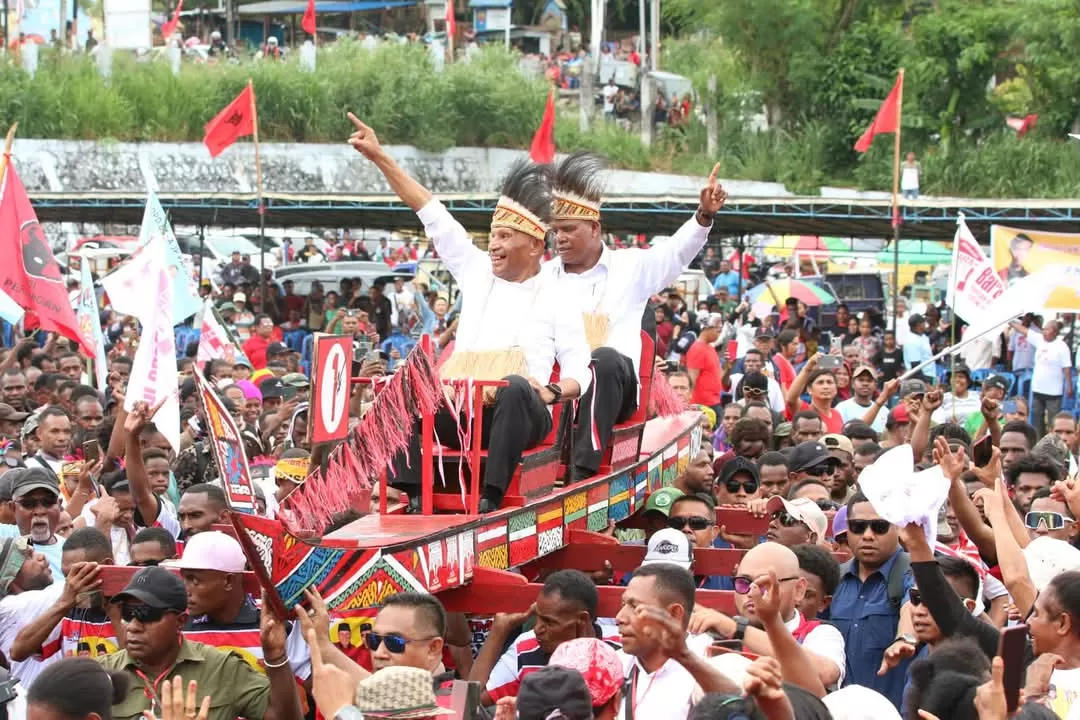 Pasangan calon Gubernur Terpilih Benhur Tomi Mano-Yermias Bisai saat diarak menuju lokasi kampanye terbuka di Lapangan Trikora Abepura September 2024 lalu. Foto: Istimewa.