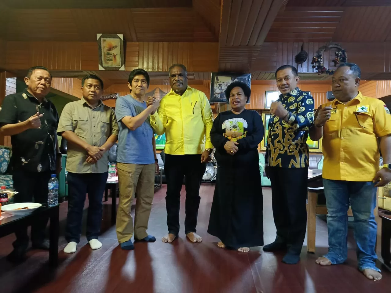 Pasangan JBR-HADIR saat memberikan selamat kepada Pasangan ABR-HARUS dalam sebuah pertemuan di kediaman Abisai Rollo di Kotaraja, Jumat (13/12/2024) malam. (FOTO: HANS PALEN/CEPOSONLINE.COM).