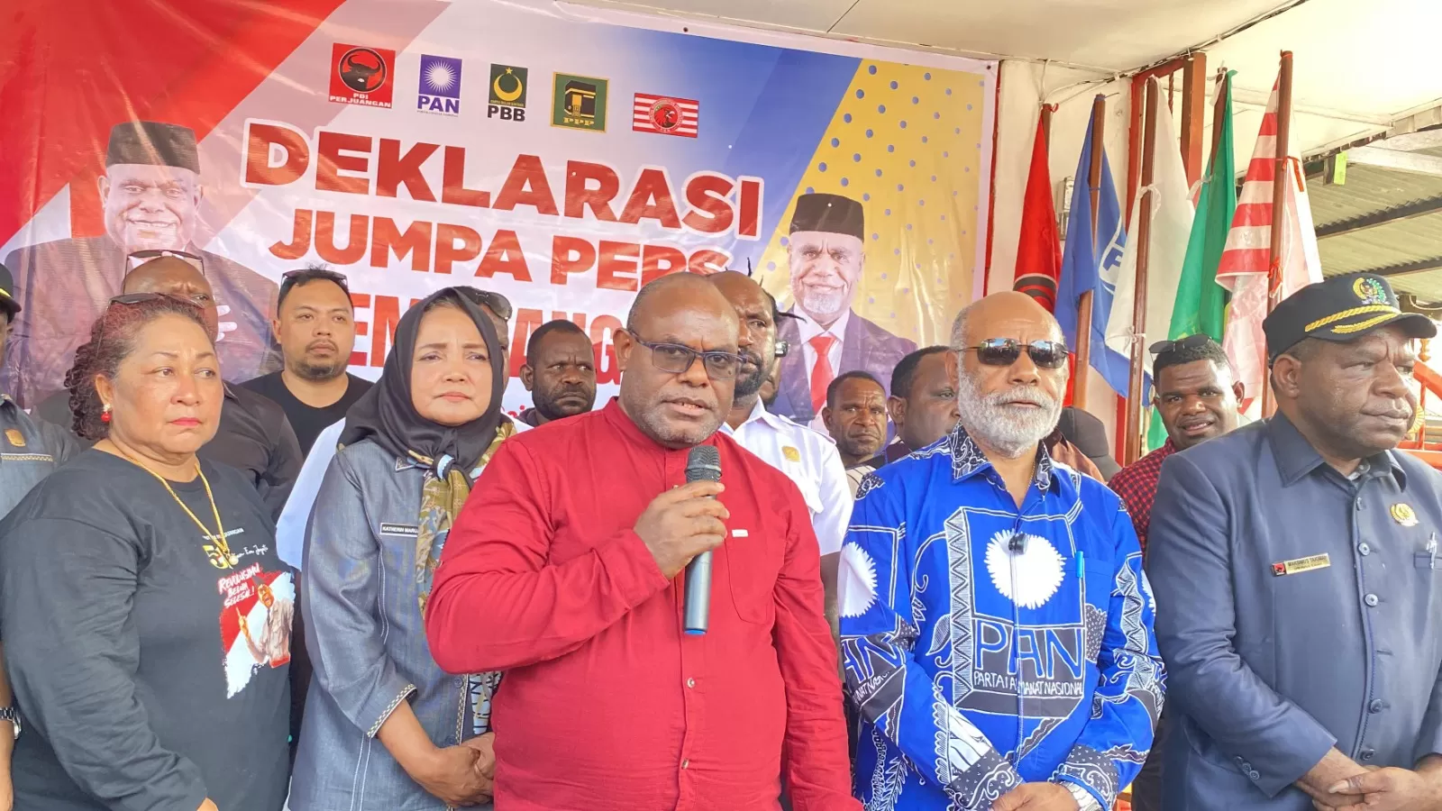 Pasangan calon Gubernur dan Wakil Gubernur nomor urut 03, Meki Fritz Nawipa - Deinas Geley (MeGe) didampingi anggota DPR terpilih dari partai koalisi saat menggelar jumpa pers kemenangan.  ( (Theresia/Cepos))