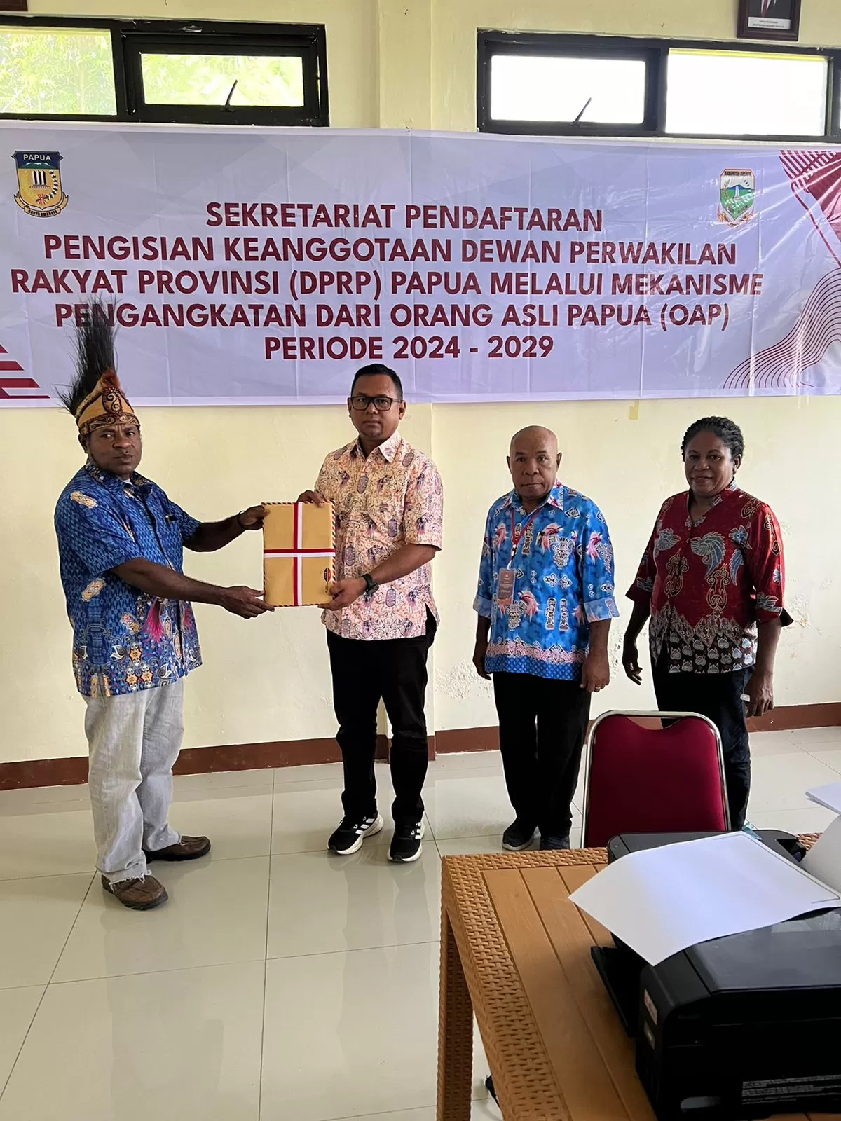 Kepala Kesbangpol Keerom saat menerima berkas pendaftaran beberapa Calon DPRP Dapil Keerom.(Ceposonline.com/Takim)