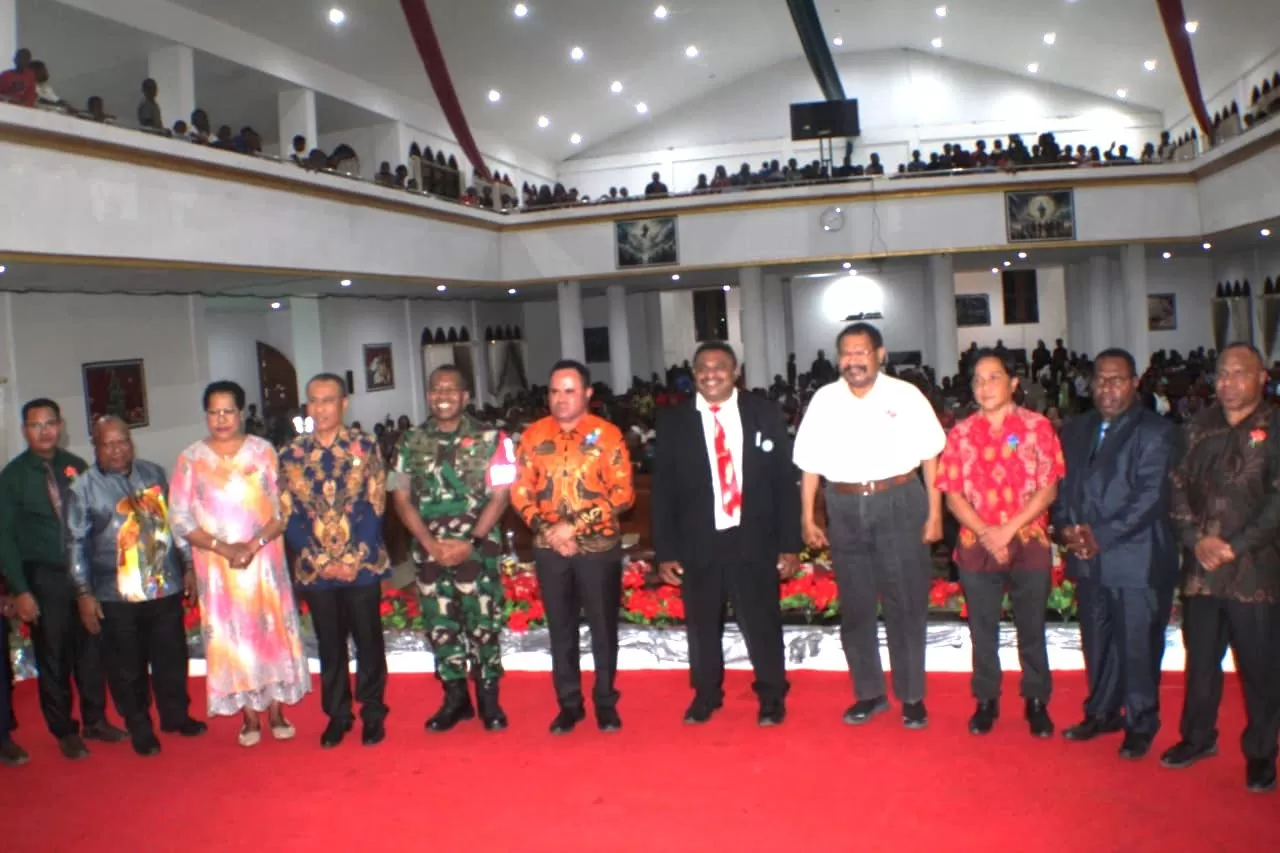 Perayaan Natal Gabungan Pemerintah Kabupaten (Pemkab) dan TNI/Polri bersama masyarakat Tolikara di Gereja GIDI Ebenhaezer, Karubaga, Kamis (12/12/2024). (Ceposonline.com/Diskominfo Tolikara)
