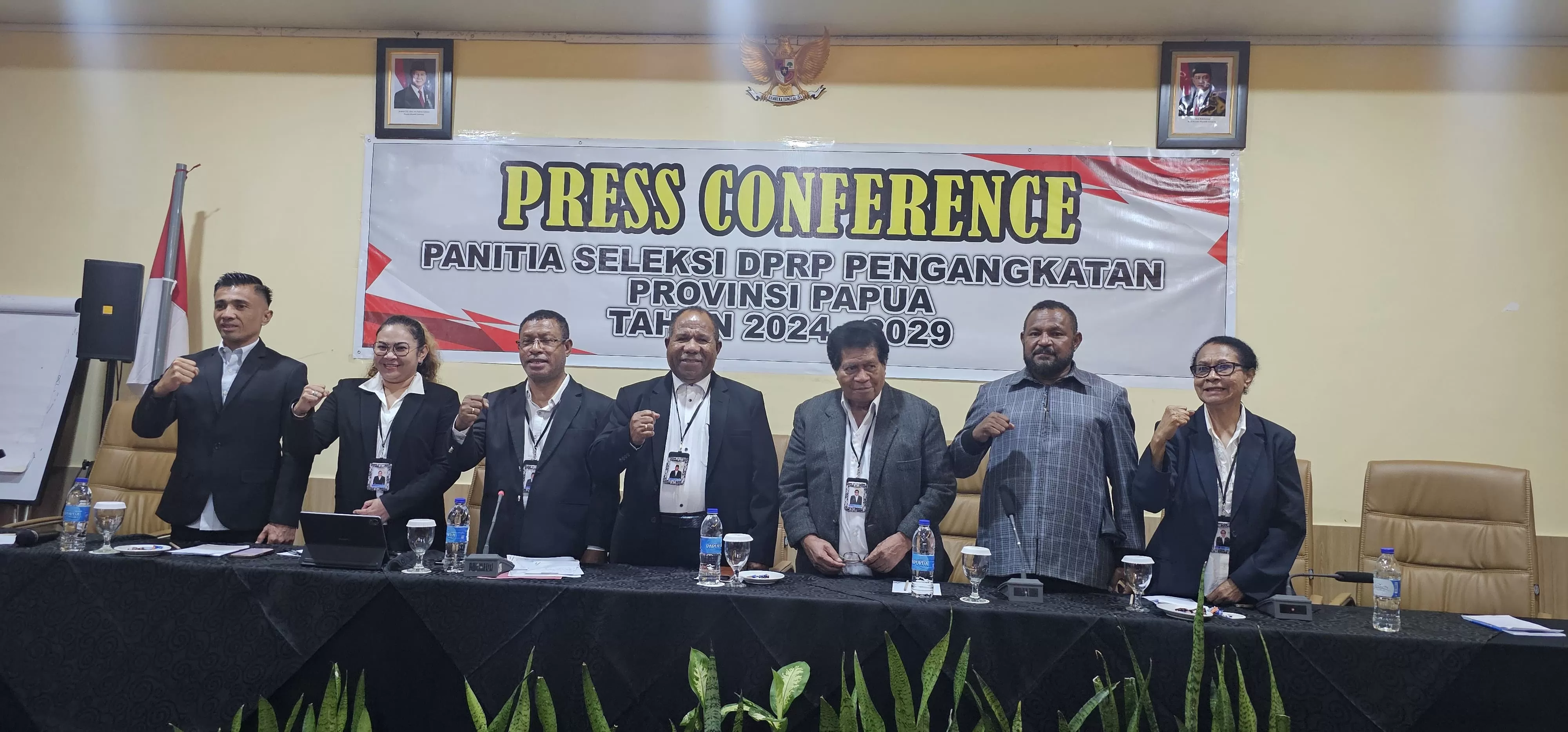 Anggota Pansel DPR Papua Pangangkatan ketika memberikan keterangan pers disalah satu hotel di Entrop, Selasa (17/12/2024) (Foto: HANS PALEN/CEPOSONLINE.COM).