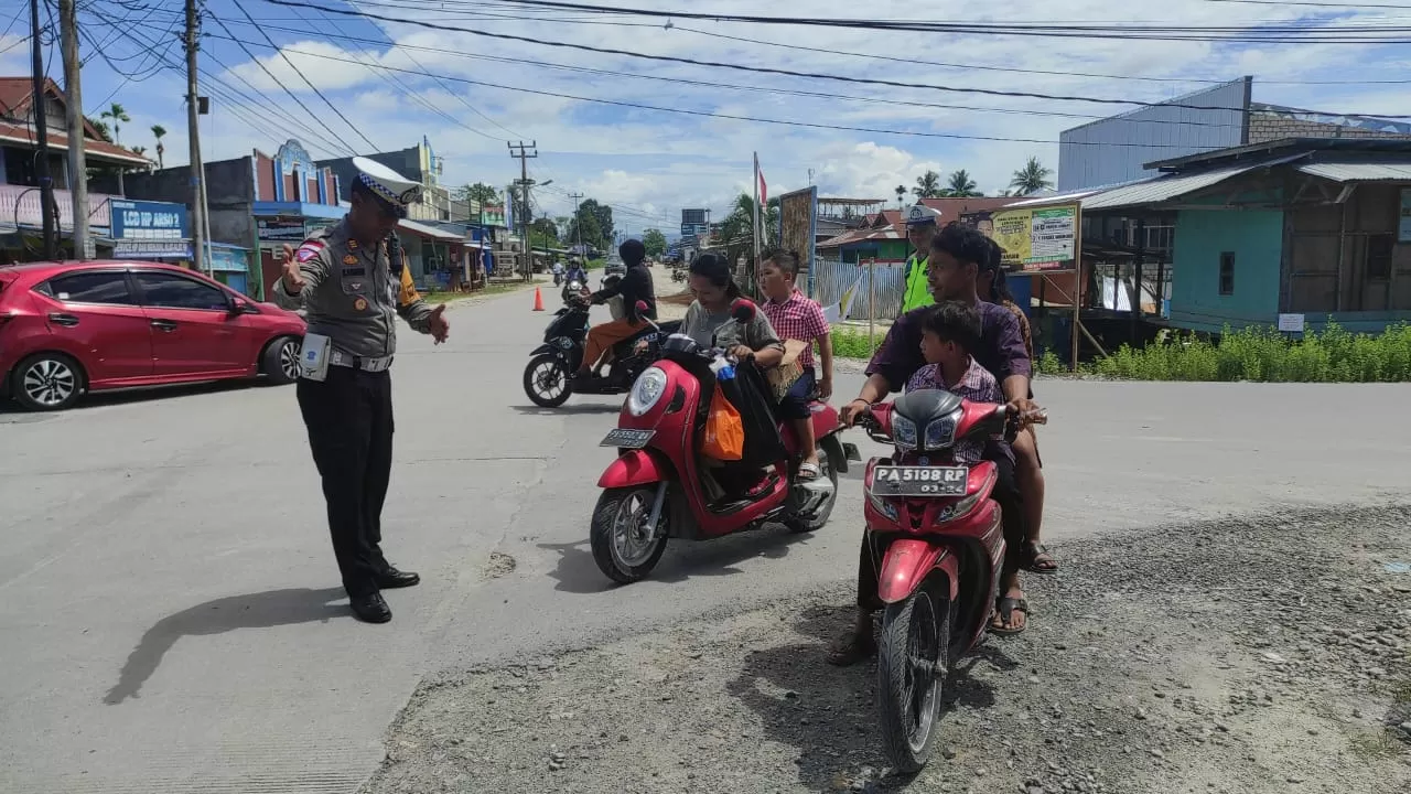 Anggota Polres Keerom saat melaksanakan razia penertiban lalulintas.(Dok.Polres Keerom&nbsp;)