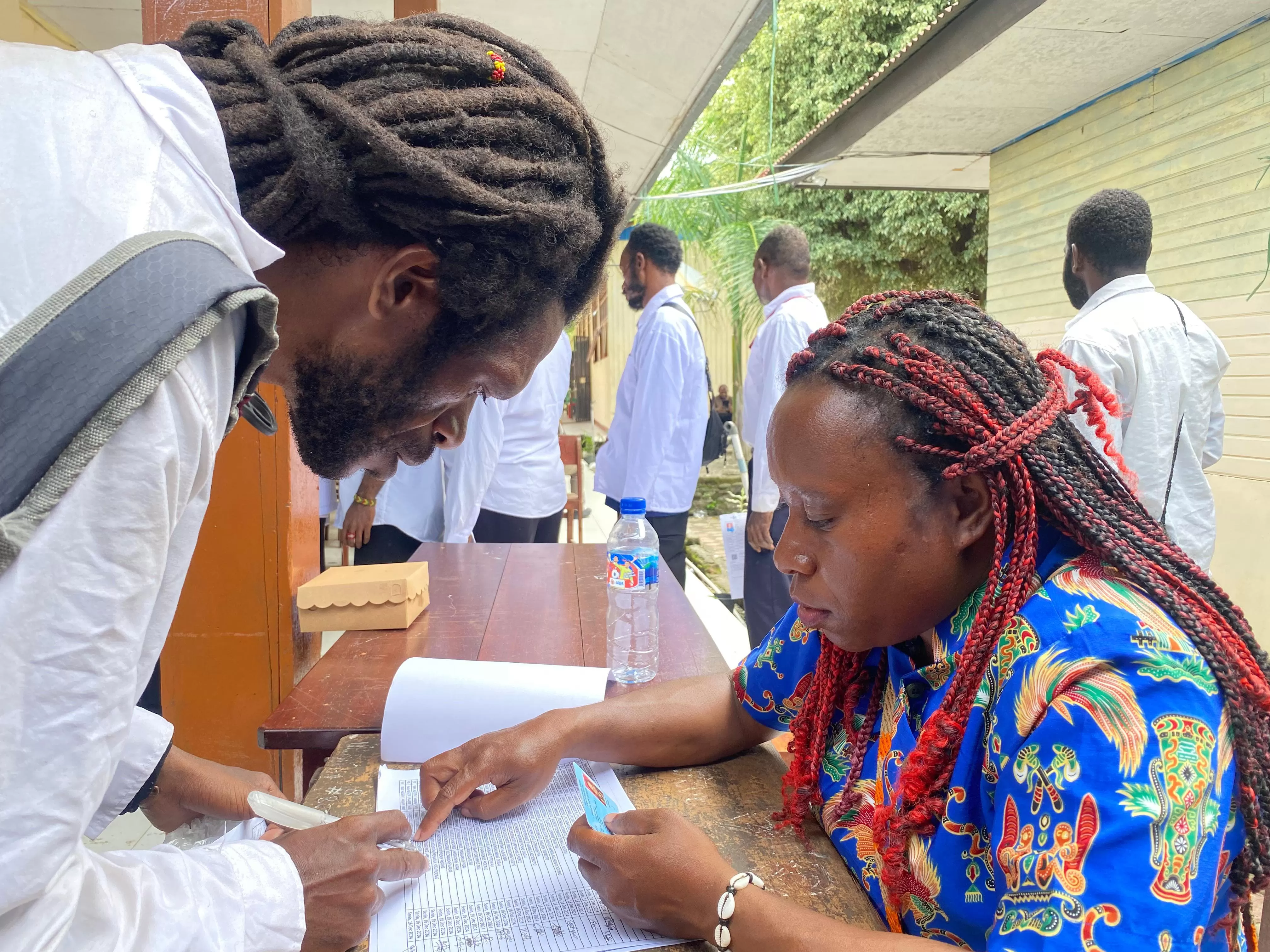 Peserta tes CPNS sedang antre untuk masuk ke ruangan. (CENDERAWASIH POS/Theresia F. Tekege)