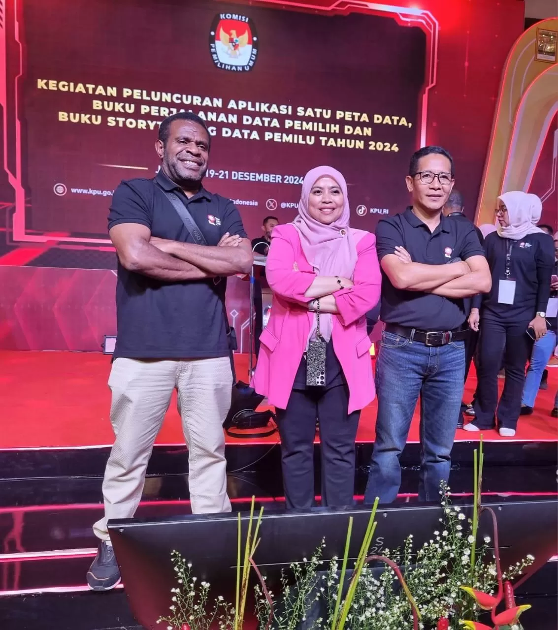 Komisioner KPU RI Divisi Perencanaan Data dan Informasi ibu Betty Epsilon Idroos dan komisioner KPU Papua Pegunungan Naftali Paweka usai melauncing buku di Jakarta Jumat (20/12/2024).&nbsp; (Dok. KPU Provinsi Papua Pegunungan )