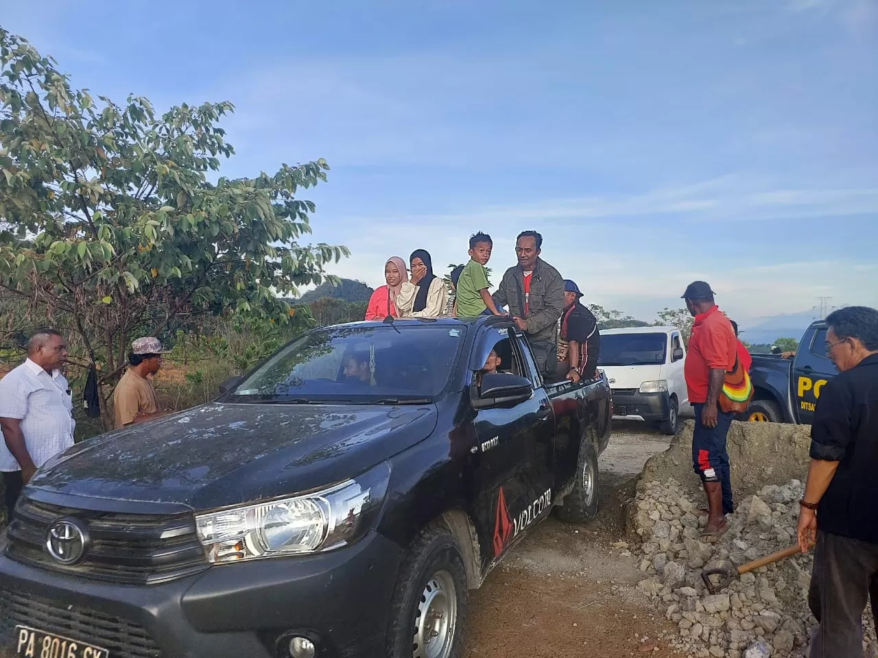 Kendaraan peziarah yang masuk ke lokasi TPU Buper Waena, Minggu (22/12/2024). Ceposonline.com/Karel