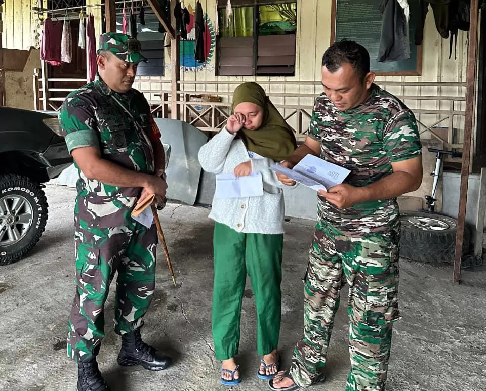 Letkol Infanteri Saire, Dandim 1706/Nduga menyerahkan surat cinta KASAD sebagai kado istimewa untuk istri Serka Teguh Hermanan. (Foto : Dandim 1706/Nduga)