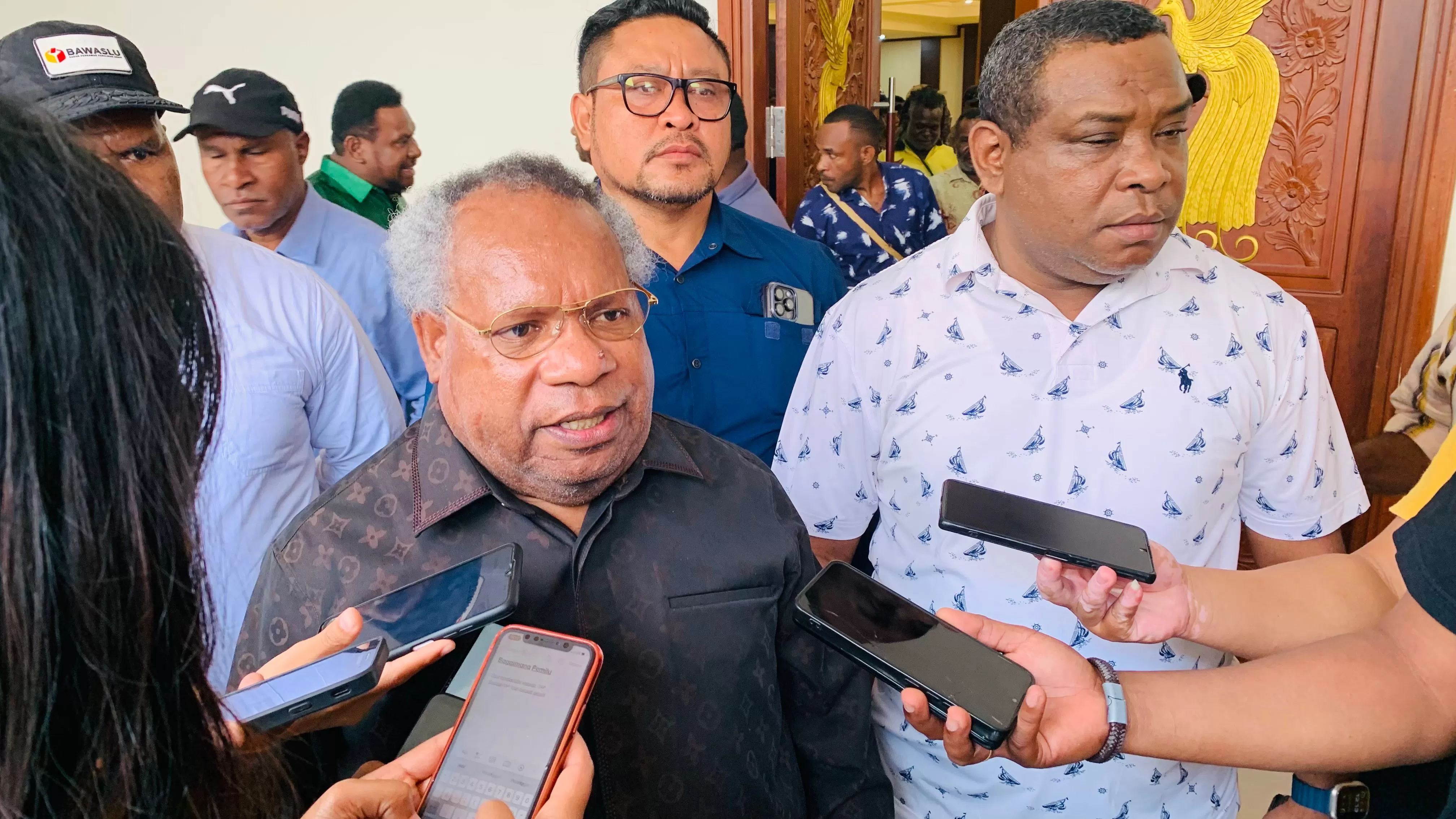 Eltinus Omaleng saat masih menjabat sebagai Bupati Mimika sedang diwawancarai wartawan. (Cenderawasih Pos/Moh Wahyu Welerubun).