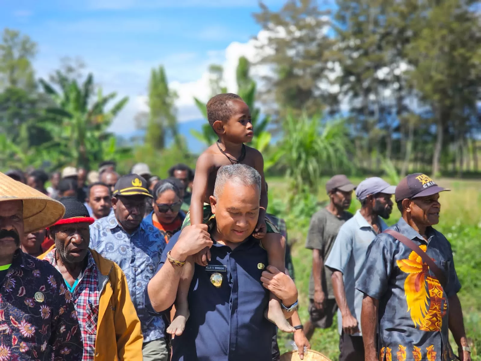 Pj Gubernur Papua Pegunungan, Velix Wanggai saat menggendong salah satu anak belum lama ini. (Foto Istimewa)