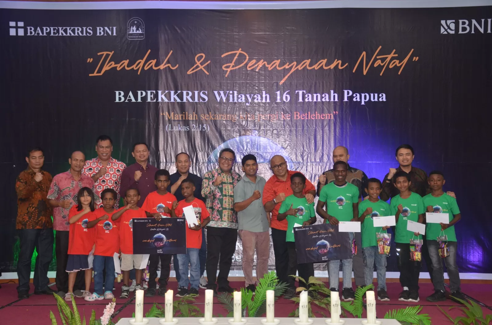 Pihak BNI ketika menyerahkan bantuan paket santunan kepada salah satu asuhan di Kabupaten Jayapura belum lama ini. (Foto Bank BNI)
