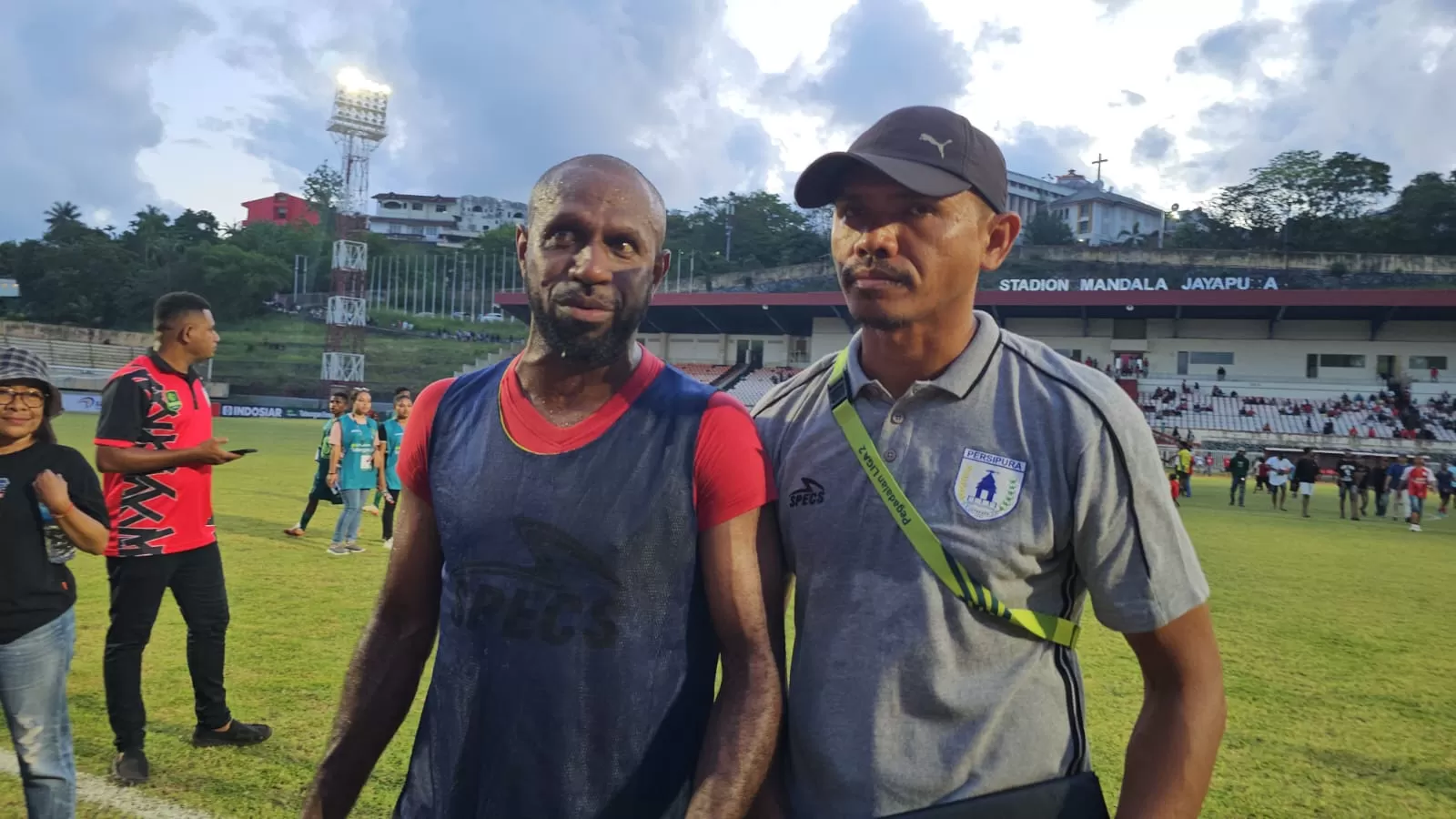 Pelatih Persipura Ricardo Salampessy saat berdiskusi dengan Kapten Persipura, Boaz Solossa (HANS PALEN/CEPOSONLINE.COM)