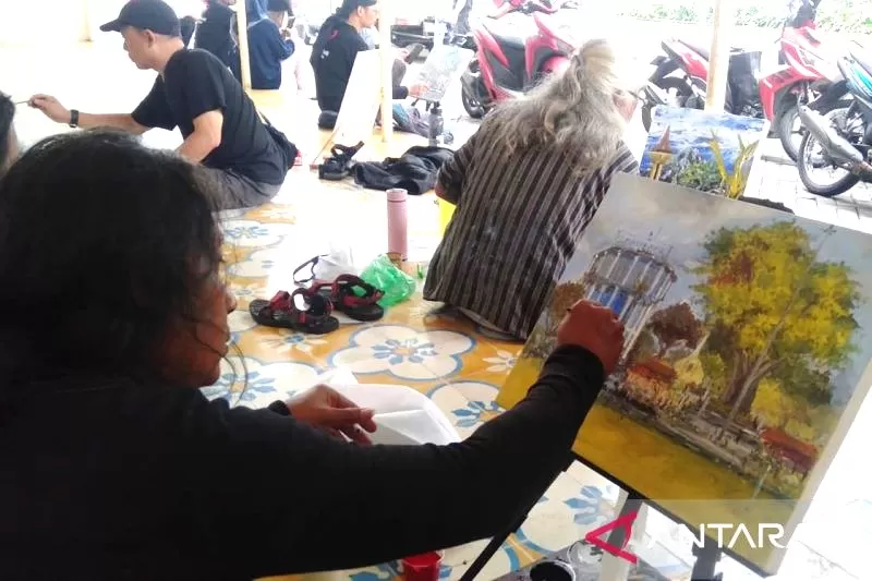 Sejumlah pelukis Magelang melakukan kegiatan OTS melukis dalam tajuk "Artmag: On The Spot Painting Art Magelang" di teras Lokabudaya Kota Magelang, Jawa Tengah, Sabtu (28/12/2024). ANTARA/Hari Atmoko