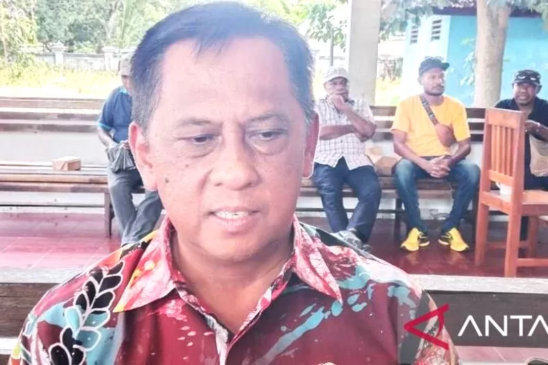 Penjabat Bupati Jayapura Semuel Siriwa ketika diwawancarai sejumlah wartawan di Sentani (ANTARA/Yudhi Efendi)