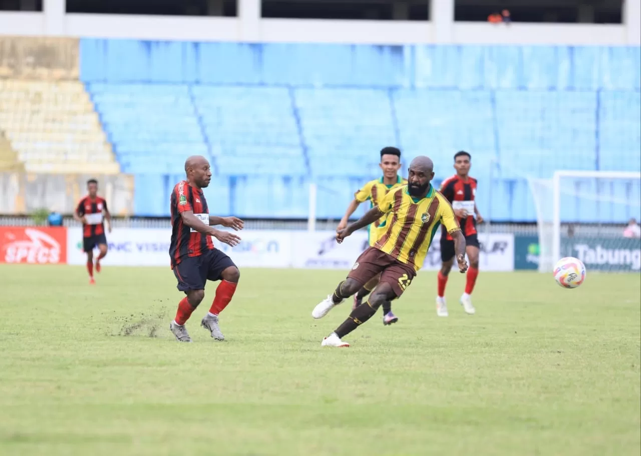 Pemain Persewar dan Persipura saat berebut bola pada pertandingan di Stadion Mandala Jayapura, Sabtu (4/1/2025) (CENDERAWASIH POS/ERIANTO)