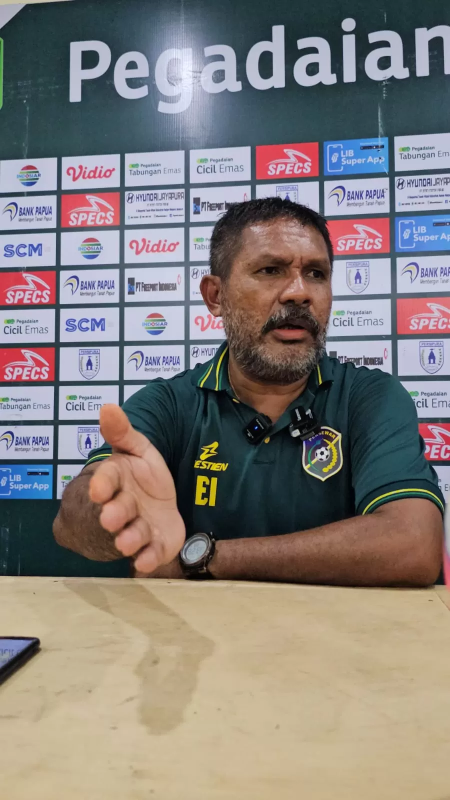 Pelatih Persewar Waropen, Eduard Ivakdalam (HANS PALEN/CEPOSONLINE.COM).