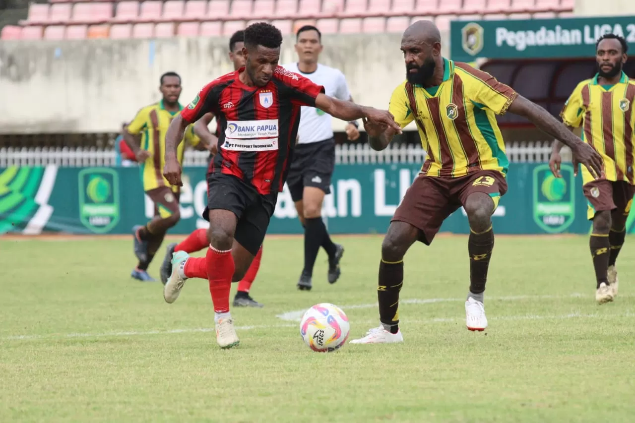 Bek Persewar Yanto Basna mengawal striker Persipura Arodi Uopdana di Stadion Mandala (04/01/2025). (CEPOSONLINE.COM/HANS PALEN)