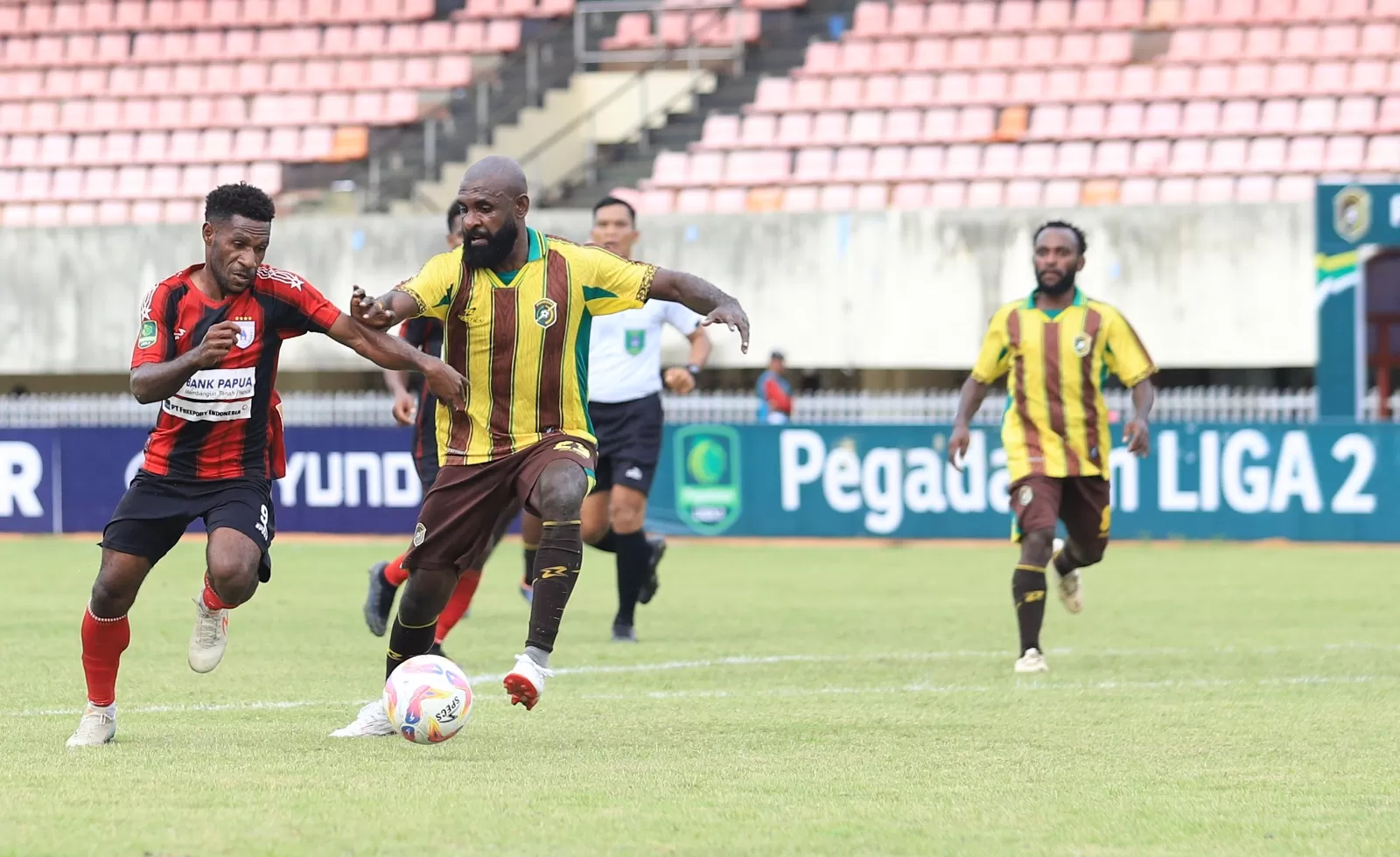 Tampak Yanto Basna saat berduel dengan pemain Persipura Jayapura dalam lanjutan Liga 2 di Stadion Mandala Jayapura, Sabtu (4/1/2025). (CEPOSONLINE.COM/ERIANTO).