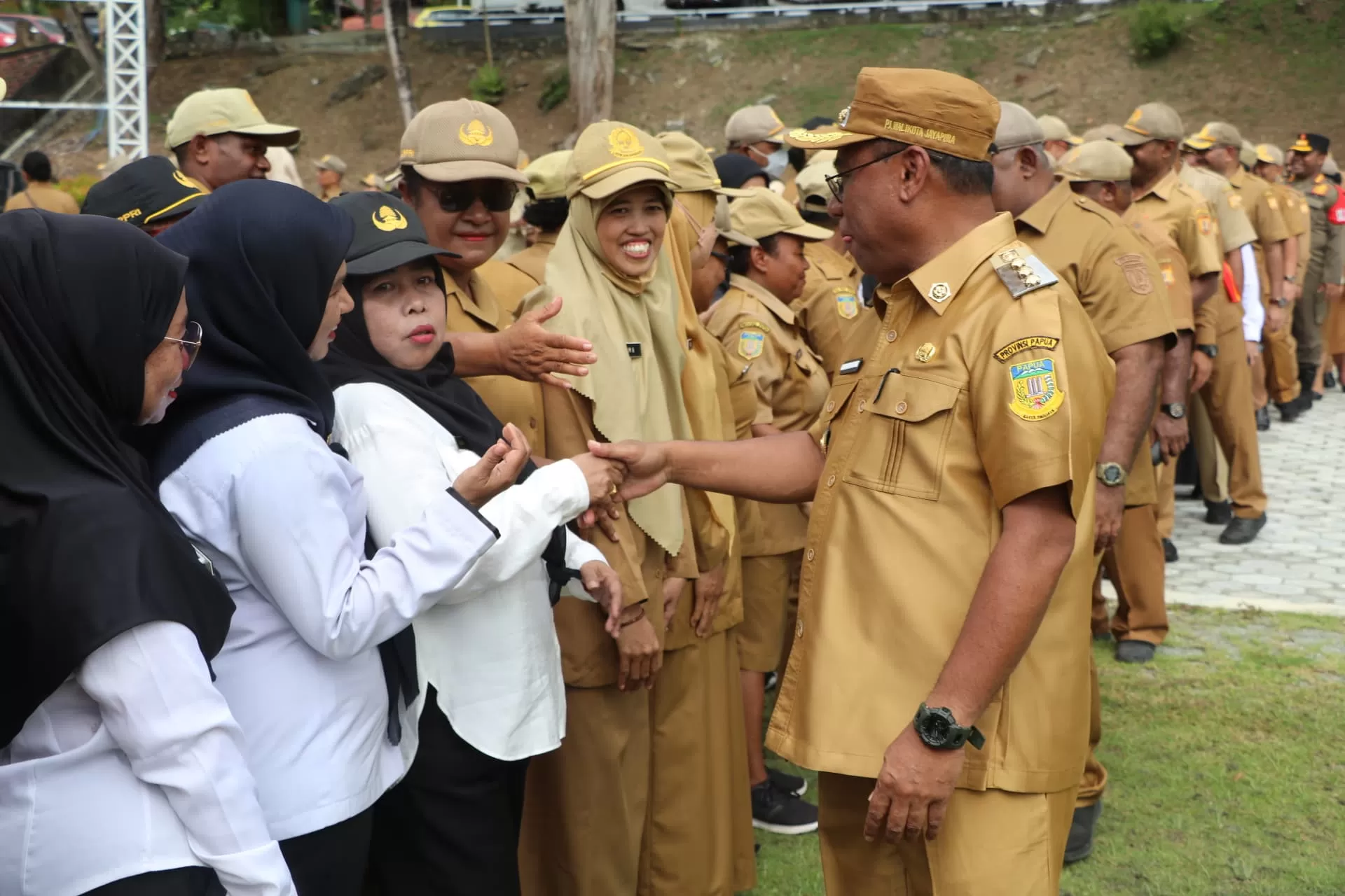 Penjabat Wali Kota Jayapura, Christian Sohilait ketika menyalami para pegawai usai apel, Senin (6/1/2025) pagi tadi. (CEPOSONLINE.COM/HANS PALEN)