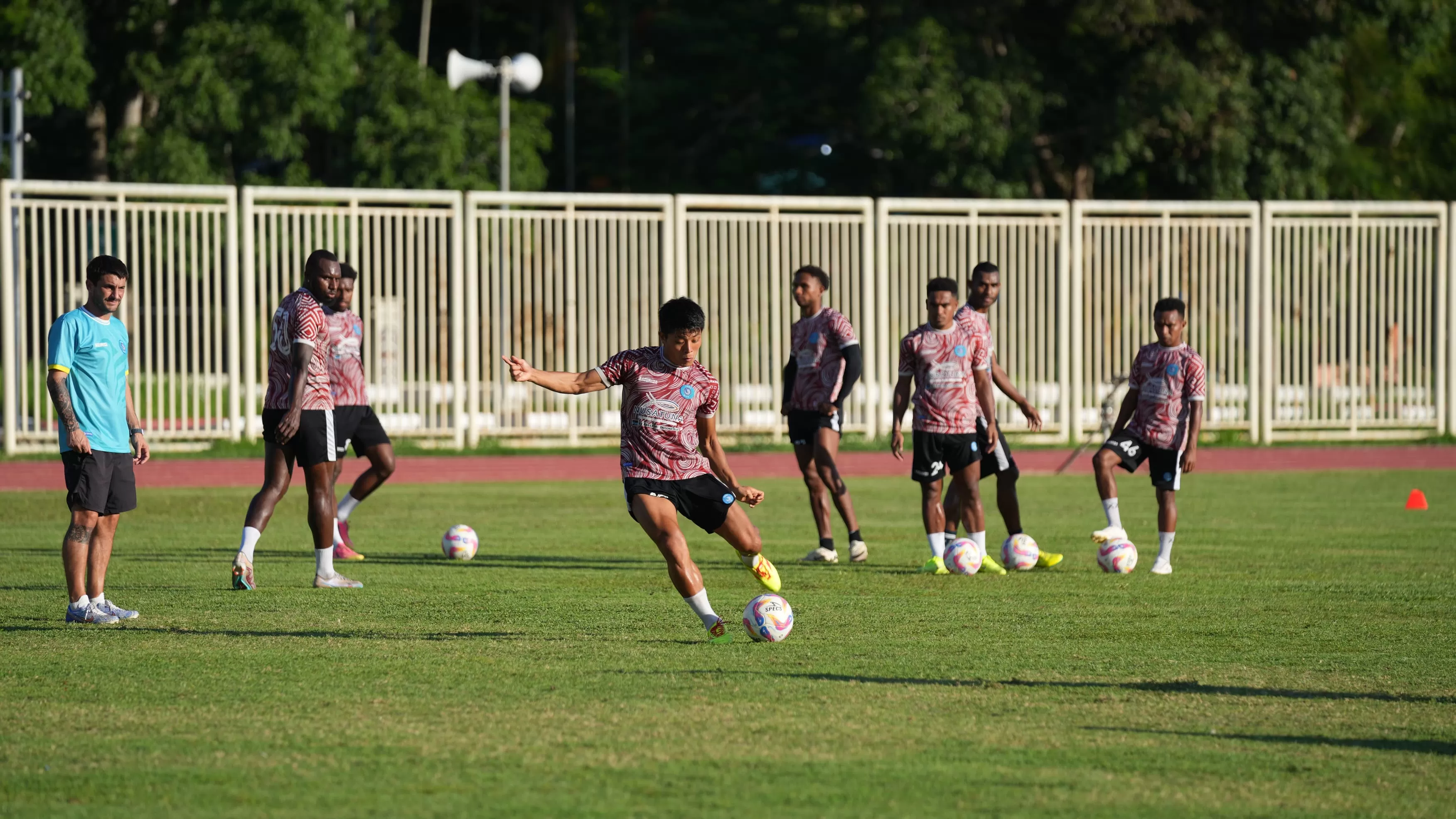Skuad PSBS Biak ketika menjalani latihan di Lapangan Latihan Lukas Enembe (CEPOSONLINE.COM/HANS PALEN)