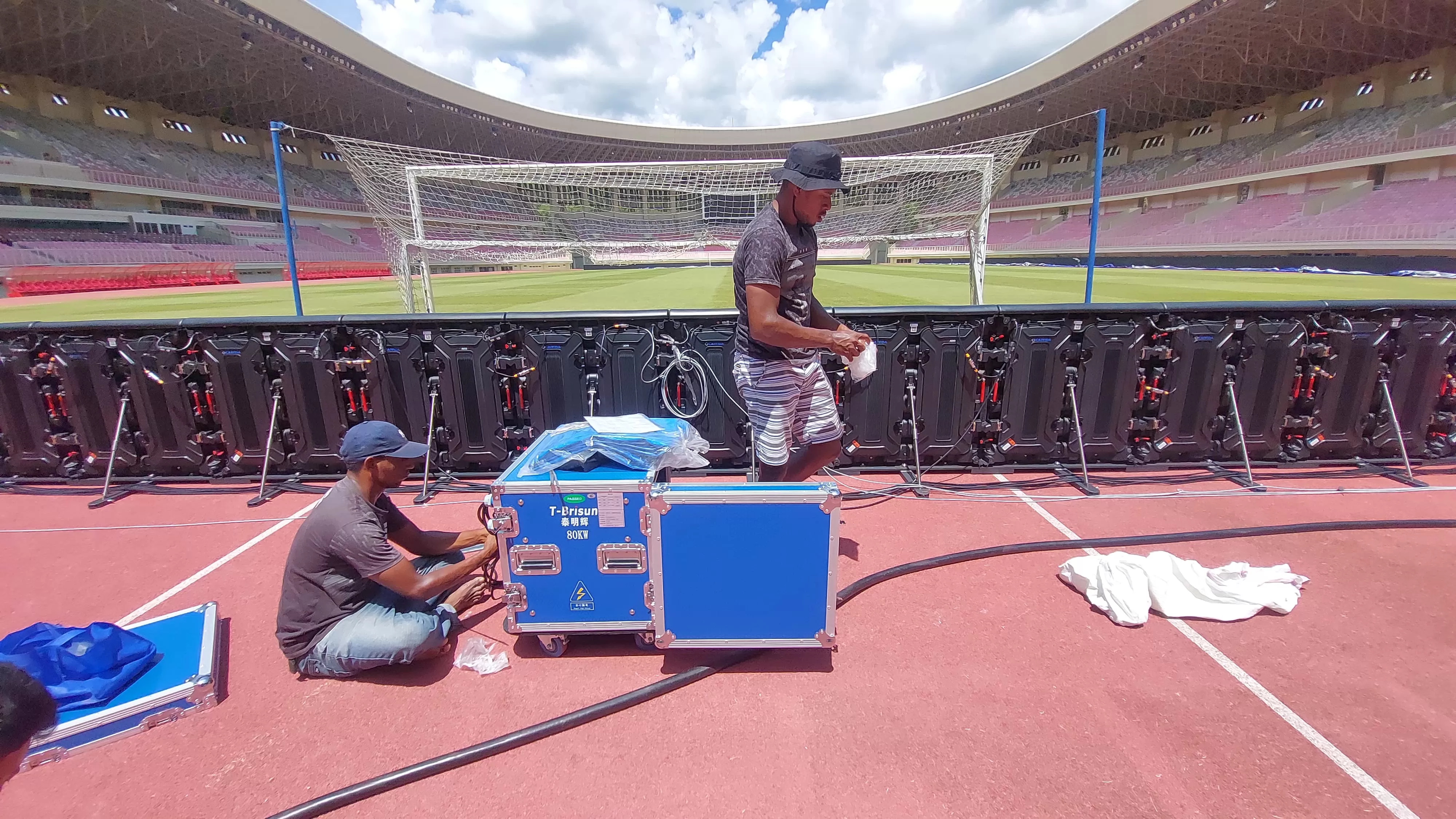Panpel PSBS Biak tengah fokus menyiapkan Stadion Lukas Enembe jelang laga PSBS Biak vs Persib Bandung. (Foto: MO PSBS Biak)