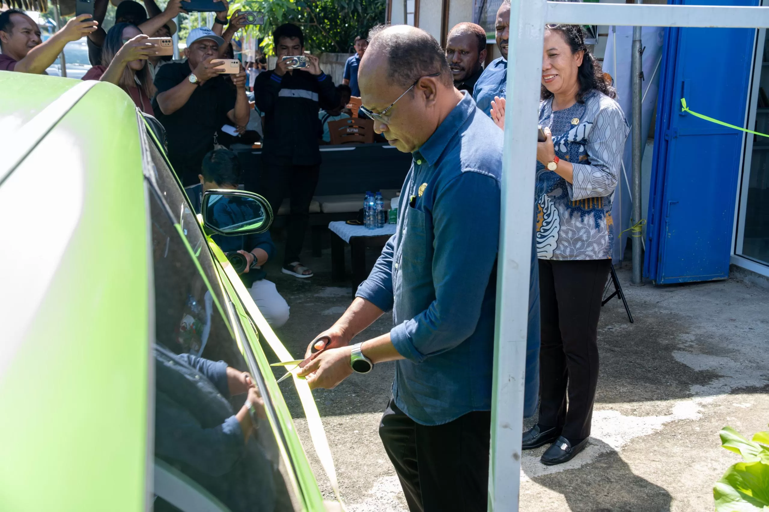 Staf Ahli 2 Setda Prov. Papua Tengah, Herman Kayame dampingi Kepala Dinas Pendidikan, Dessy Fauziah Ananda melakukan pengguntingan pita simbol peresmian gedung RH Pustaka & Mobil Perpustakaan Keliling ((CEPOSONLINE.COM/THERESIA F. TEKEGE))