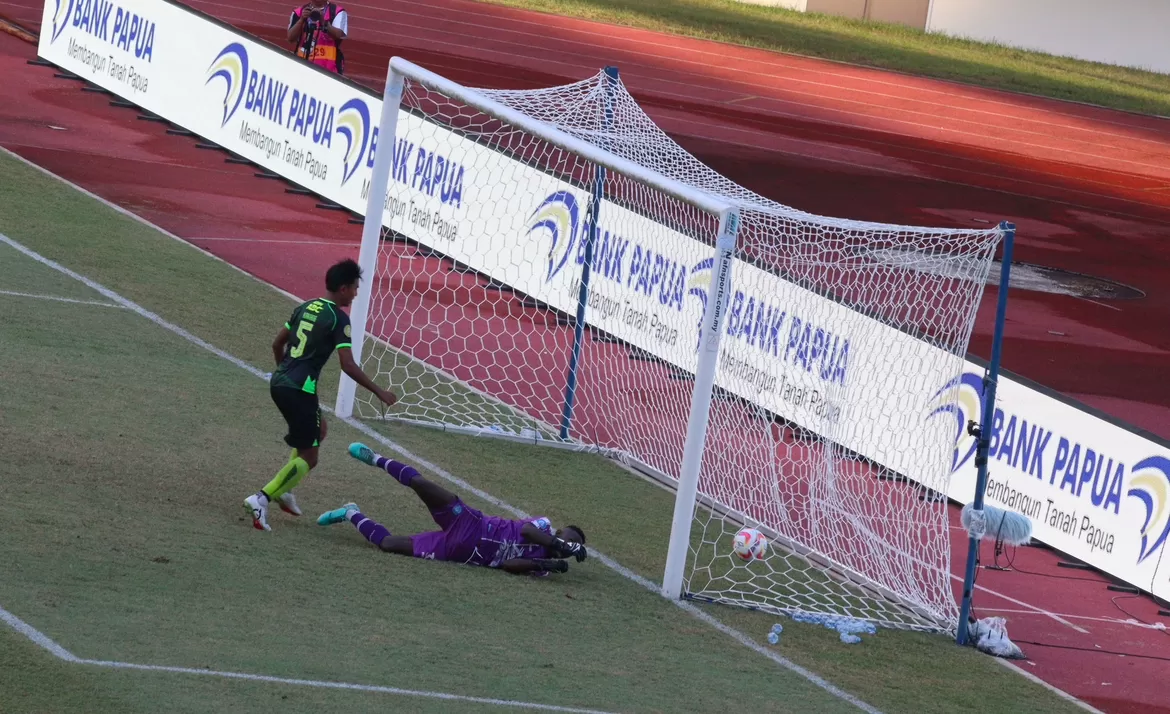 Gol Persib ke gawang PSBS Biak (CEPOSONLINE.COM/PASKALINO)