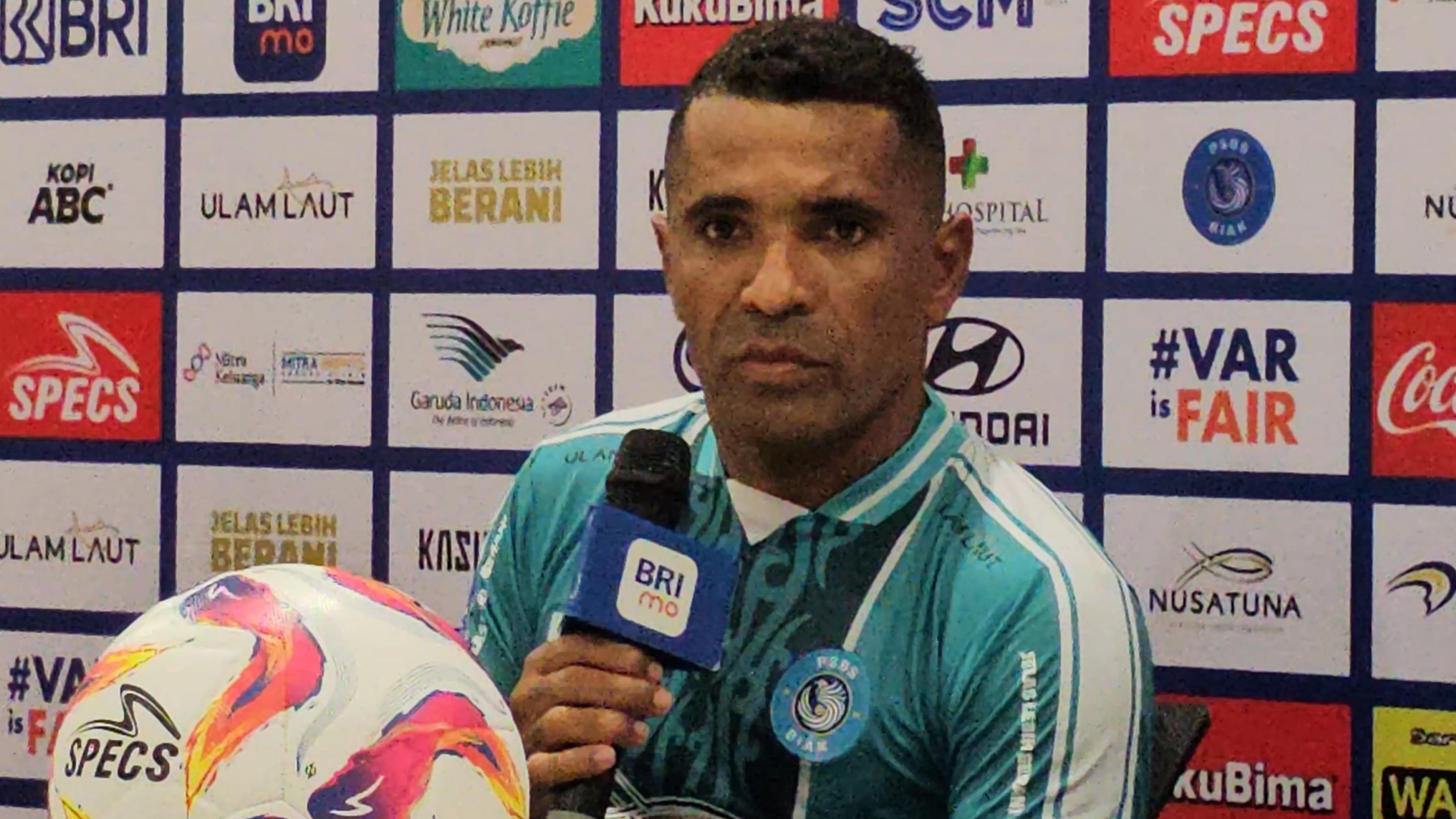 Penyerang PSBS Biak, Alberto Beto Goncalves saat diwawancara usai laga lawan Persib di Stadion Lukas Enembe, 11 Januari 2025. (CEPOSONLINE.COM/HANS PALEN)