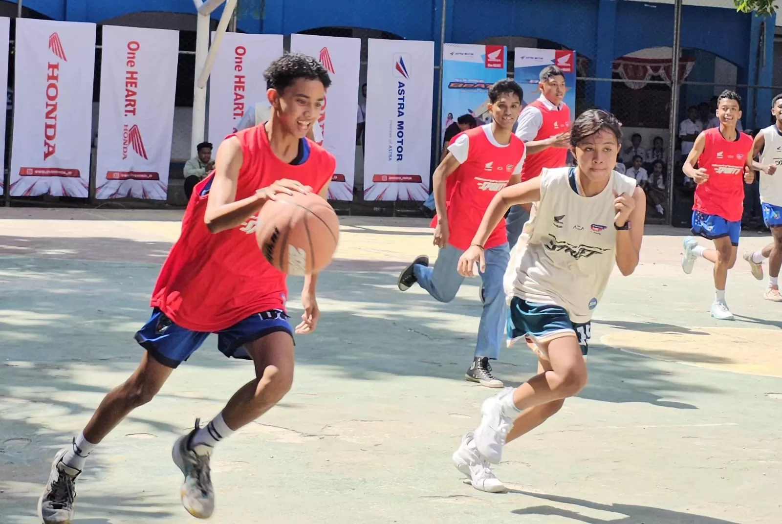 Para pembasket putra dan putri SMA Negeri 4 Jayapura saat melakukan game pada roadshow Honda DBL With Kopi Good Day 2025 Papua, Selesa (14/1/2025) .(CEPOSONLINE.COM/HANS PALEN)