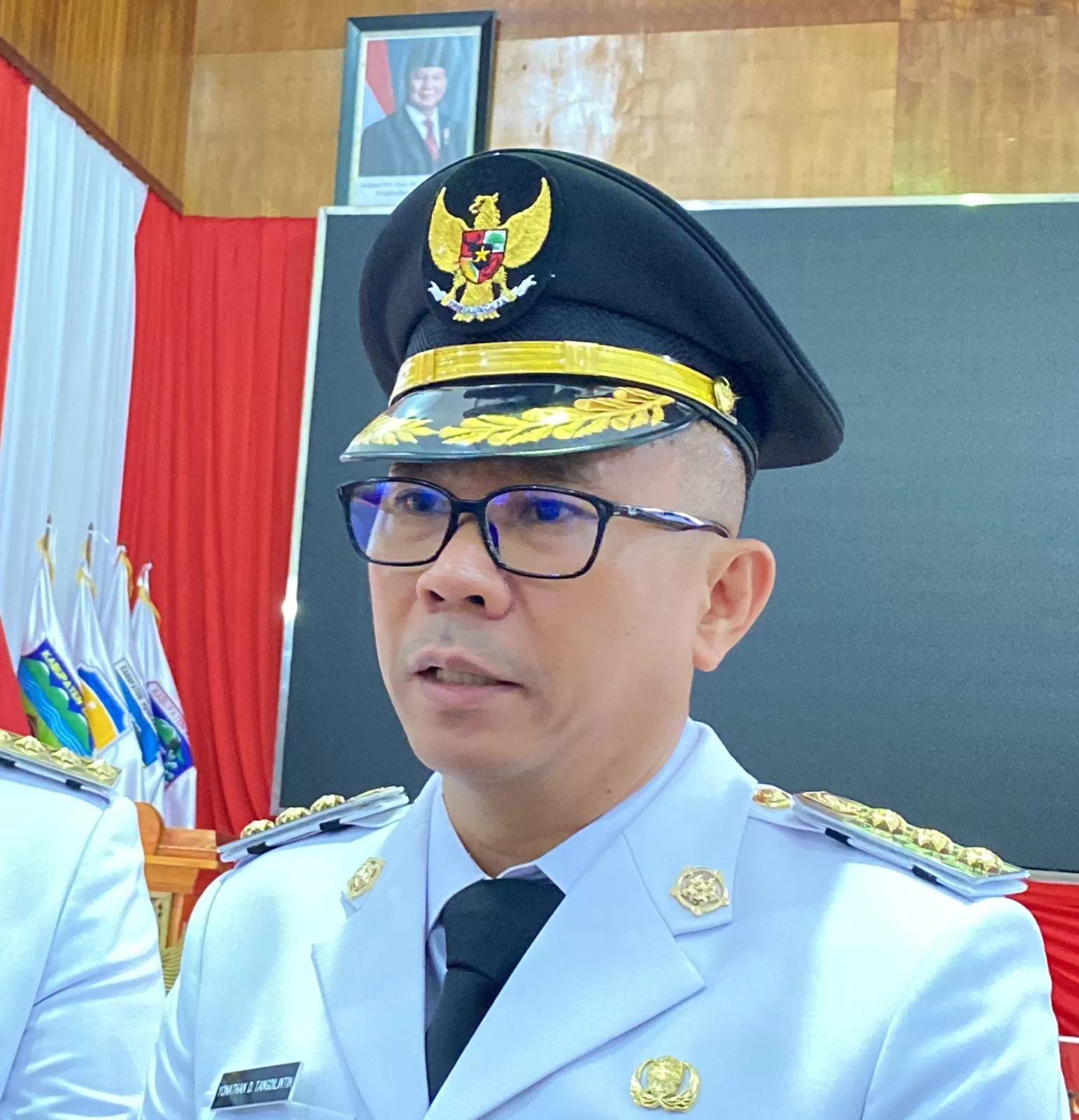 Penjabat Bupati Mimika, Yonathan Demme Tangdilintin saat memberikan keterangan kepada pers. (CEPOSONLINE.COM/THERESIA F. TEKEGE)