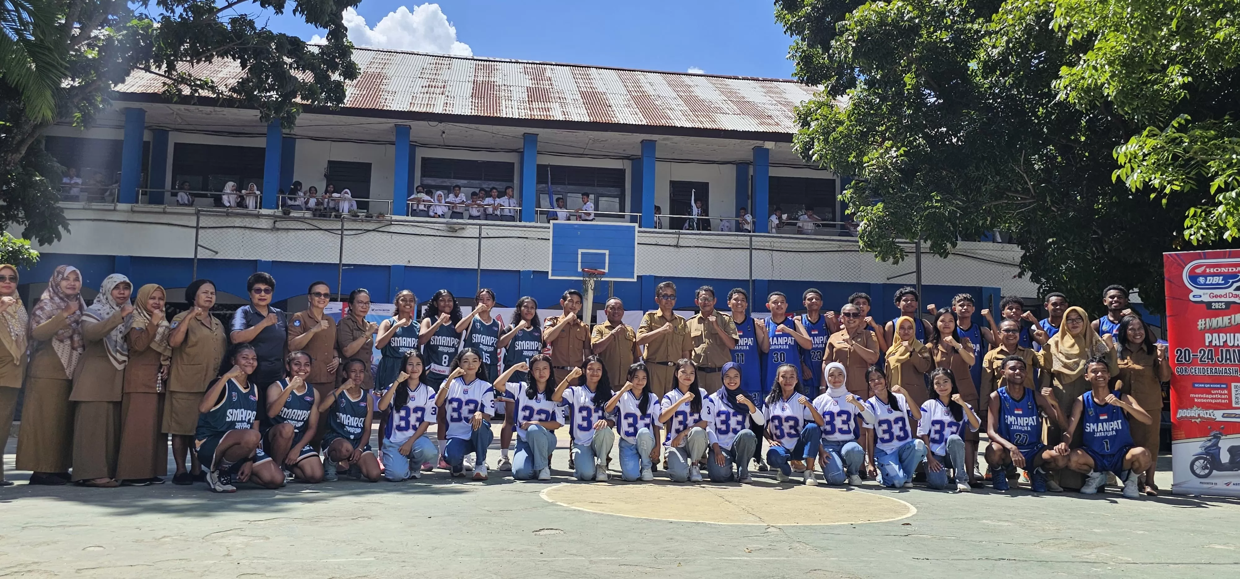Tim Basket Putra dan Putri serta tim dance bersama para guru saat foto bersama usai roadshow, Selasa (14/11/2024). (CEPOSONLINE.COM/HANS PALEN)