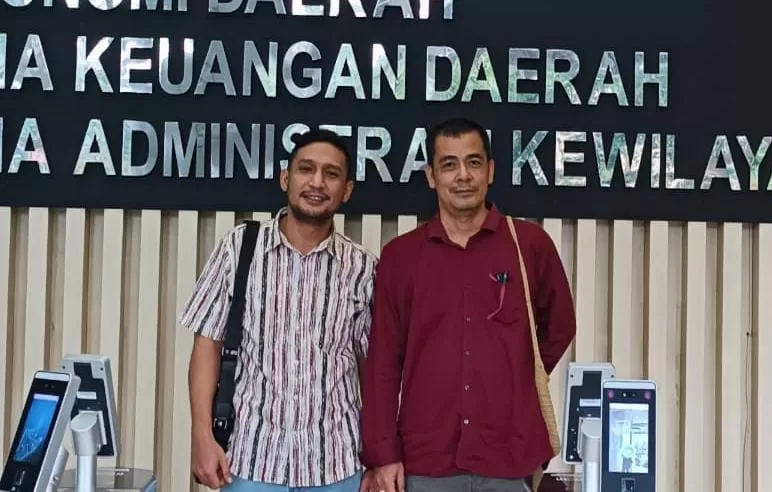 Kuasa Hukum Paslon 01 Keerom, Doris Manggalang Raja Sagala, S.H. (baju kotak) bersama rekannya Robinar Panggabean, S.H., M.H saat berada di Dirjen Otonomi Daerah Kemendagri, Selasa (14/1/2025).