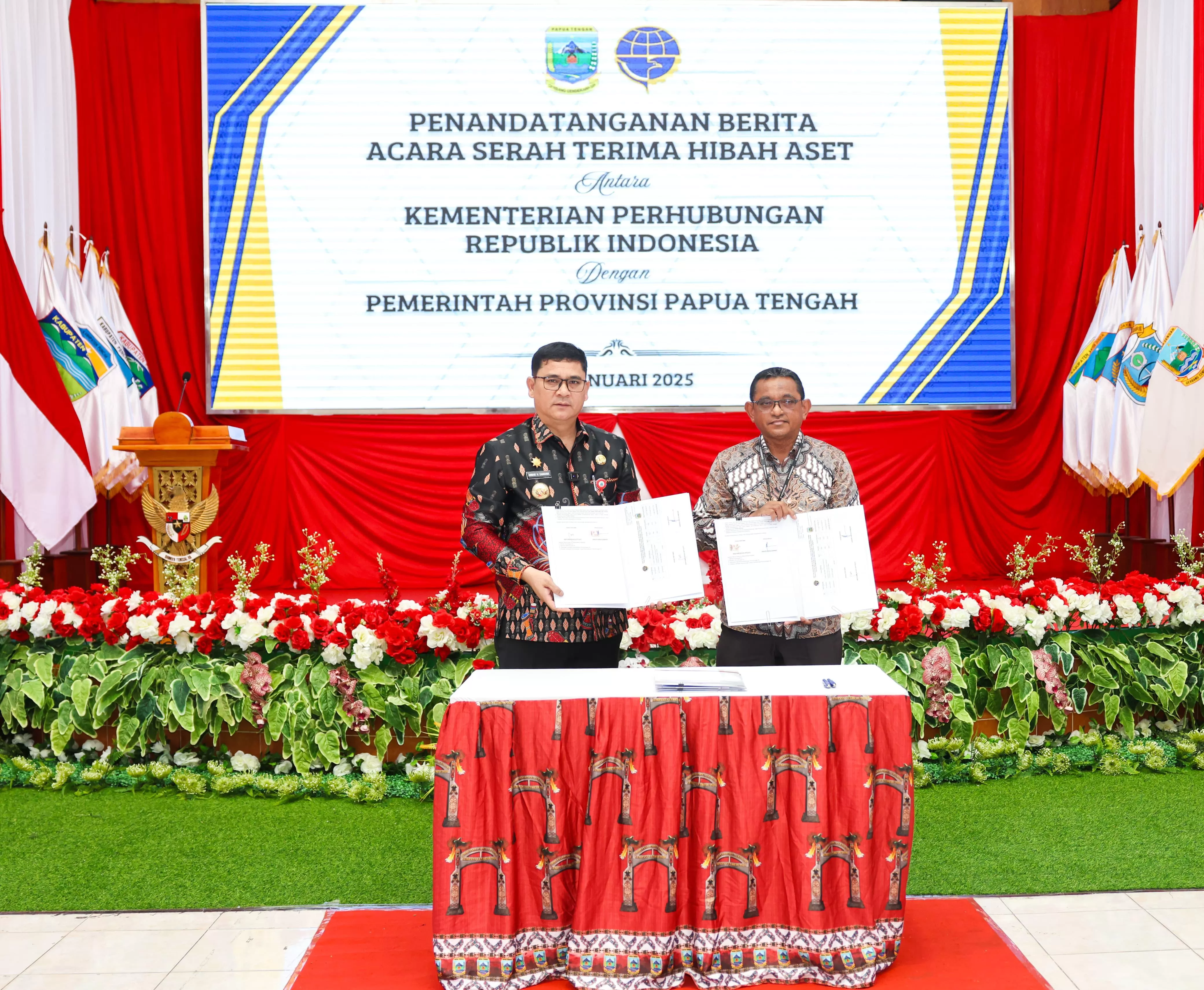 Pj. Gubernur Papua Tengah, Anwar Harun Damanik bersama Kepala UPBU Nabire usai menandatangani MoU di Aula Gubernur Papua Tengah, Kamis (16/1/2025).(CEPOSONLINE.COM/HUMAS PEMPROV PAPUA TENGAH).