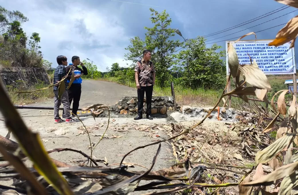 Wakil Ketua III DPR Papua, Supriadi Laling saat mengecek langsung lokasi TPU Buper Waena, Kamis (16/1/2025). Titik Palang kini bertambah satu. (CENDERAWASIH POS/Abdel Gamel Naser)