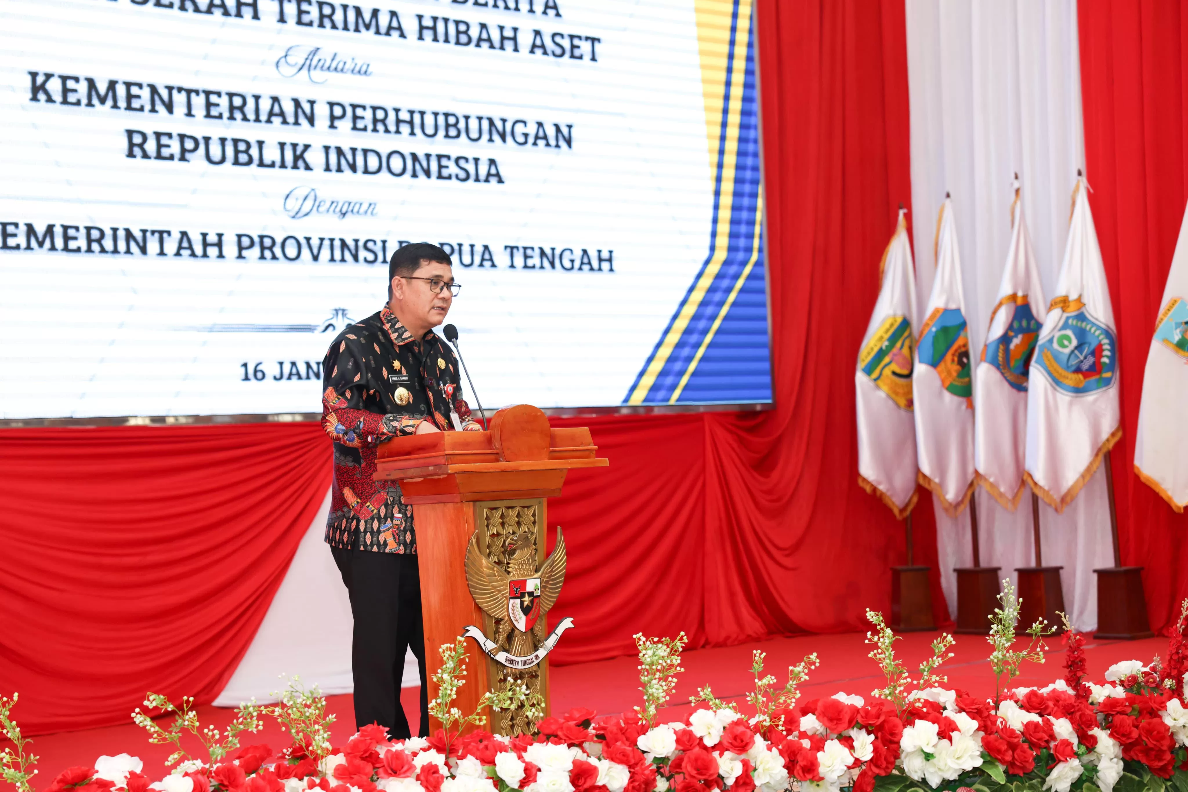 Pj. Gubernur Papua Tengah, Anwar Harun Damanik saat membacakan sambutannya ketika MoU dengan Kementerian Perhubungan RI terkait hibah bandara lama Nabire, Kamis (16/1/2025). (Foto Humas Pemprov Papua